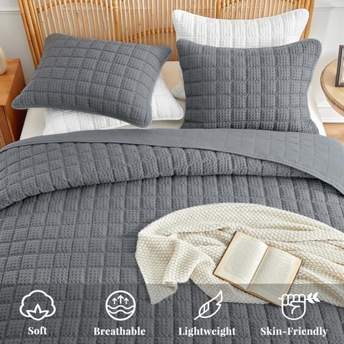 WARMDERN Waffle Weave Quilt Set Queen Size, Soft Lightweight Summer Classic Checkered Quilt Grey Bedding Bedspread Coverlet for All Seasons, Includes 1 Quilt (90" x 96") + 2 Pillow Shams (20" x 26")