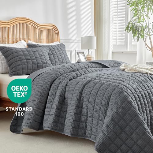 WARMDERN Waffle Weave Quilt Set Queen Size, Soft Lightweight Summer Classic Checkered Quilt Grey Bedding Bedspread Coverlet for All Seasons, Includes 1 Quilt (90" x 96") + 2 Pillow Shams (20" x 26")