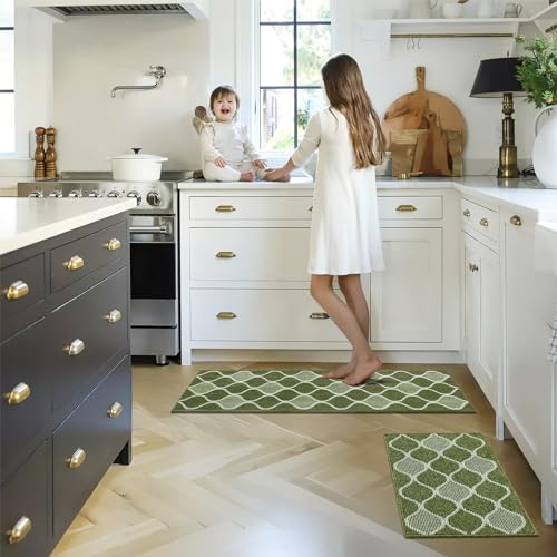 Villsure Kitchen Rugs and Mats, Non Skid Kitchen Runner Rug Absorbent Resist Dirt Kitchen Floor Mat Comfort Standing Mat Made of 100% Polypropylene Machine Washable,17.7"x47",Black