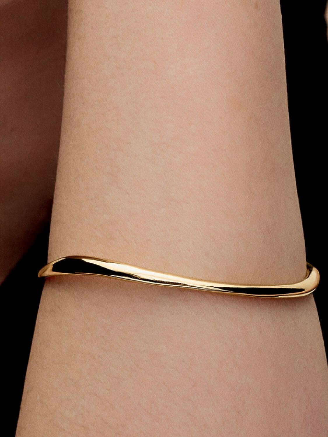PANDORA Essence Organically Shaped Bangle - 14k Gold-Plated Bangle - Bracelet for Women - Gift for Her - Includes Gift Box - Size 17 cm