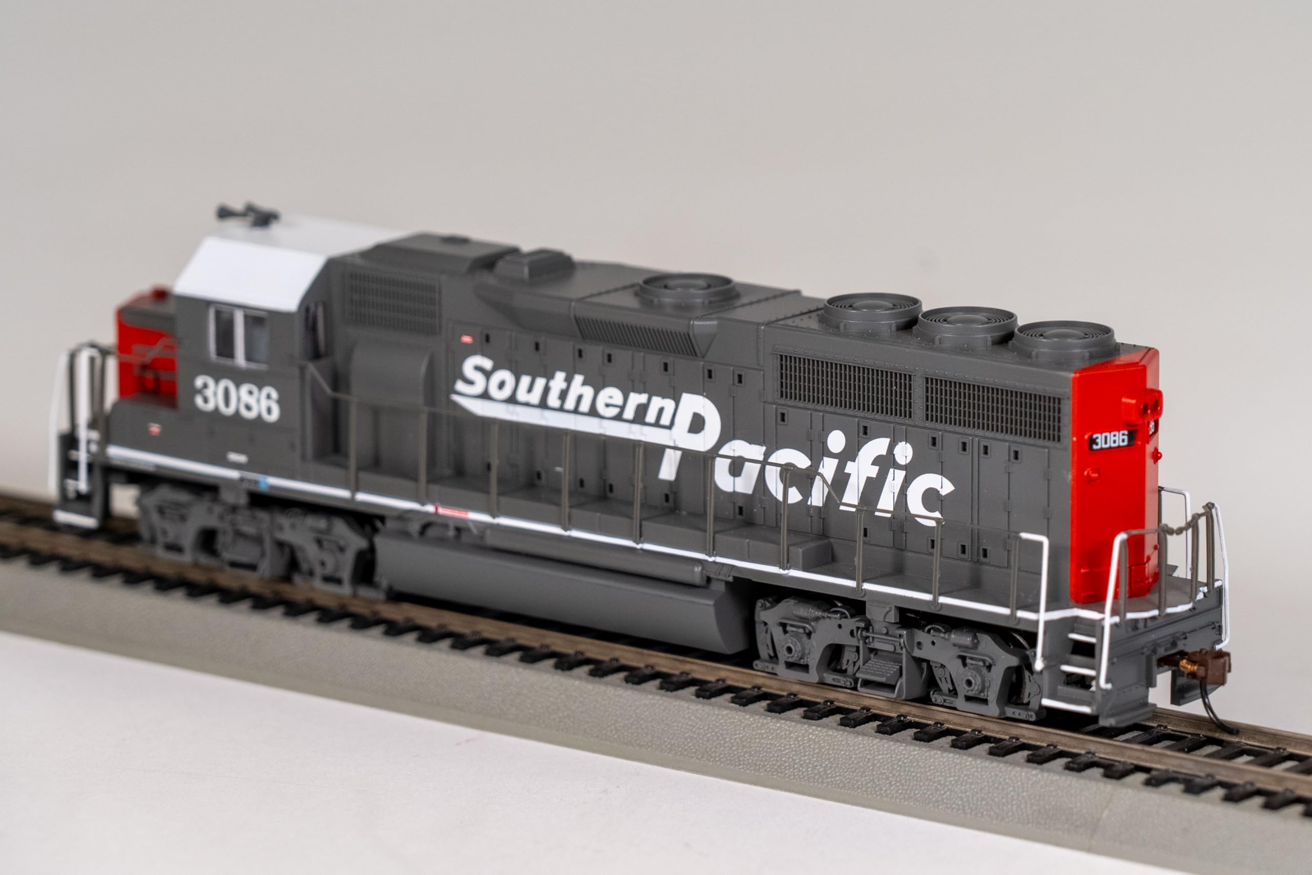 Bachmann Trains - EMD GP40 - DCC Equipped Diesel Locomotive - Southern Pacific™ #3086 (Speed Lettering) - HO Scale