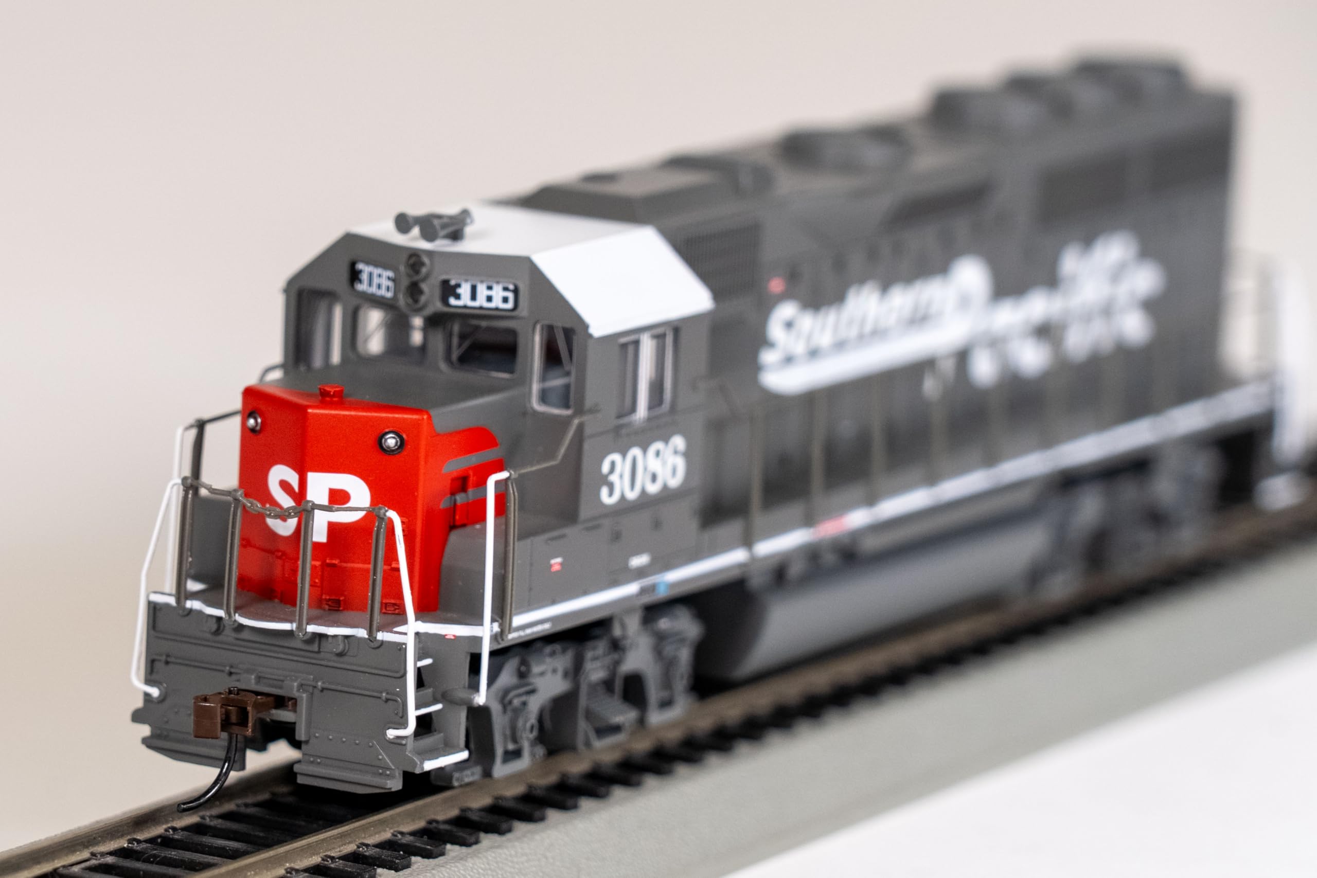 Bachmann Trains - EMD GP40 - DCC Equipped Diesel Locomotive - Southern Pacific™ #3086 (Speed Lettering) - HO Scale