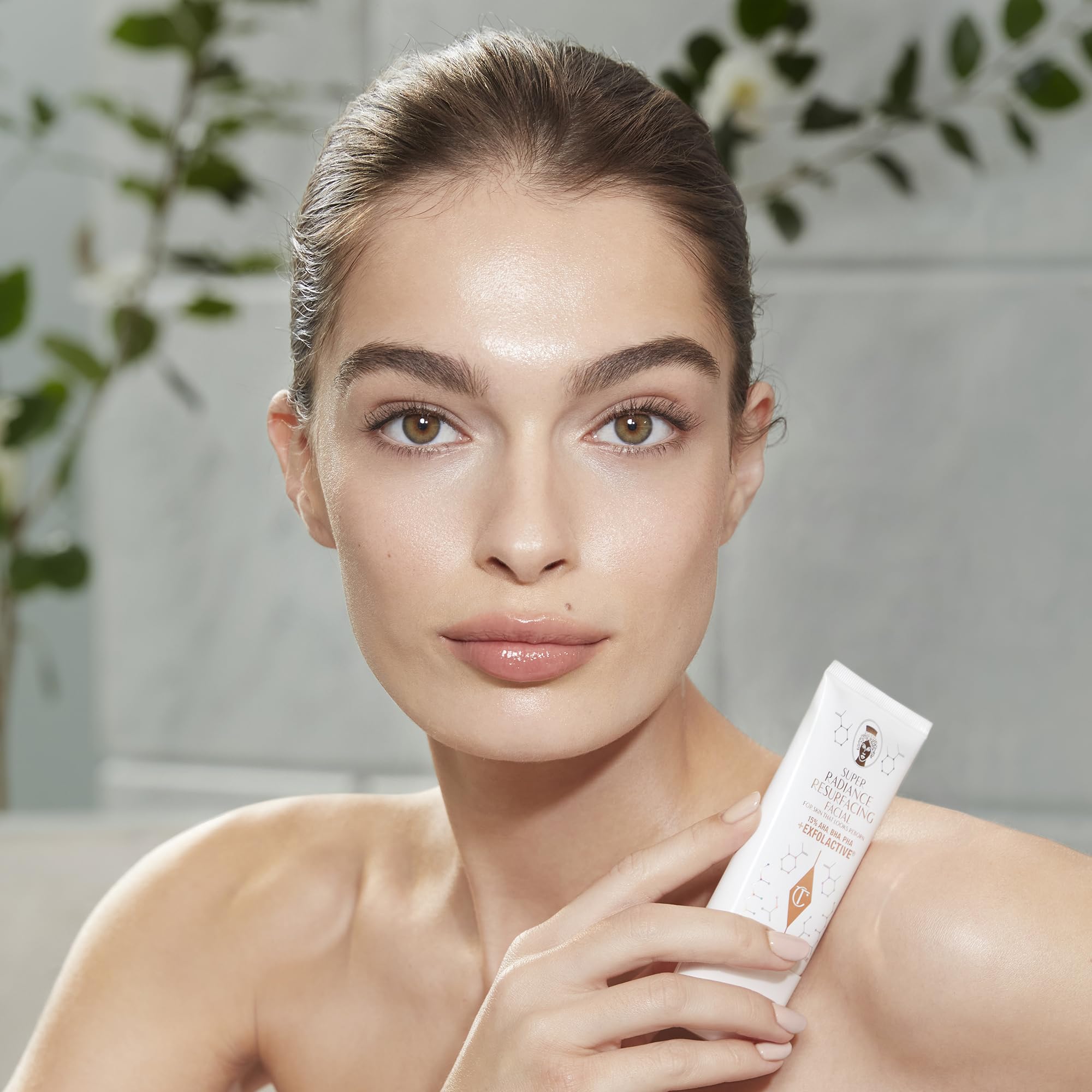 Charlotte Tilbury Super Radiance Face Exfoliator - Gentle Exfoliating Mask with Salicylic & Glycolic Acid - Refines Pores, Improves Radiance, Hydrates & Adds Glow
