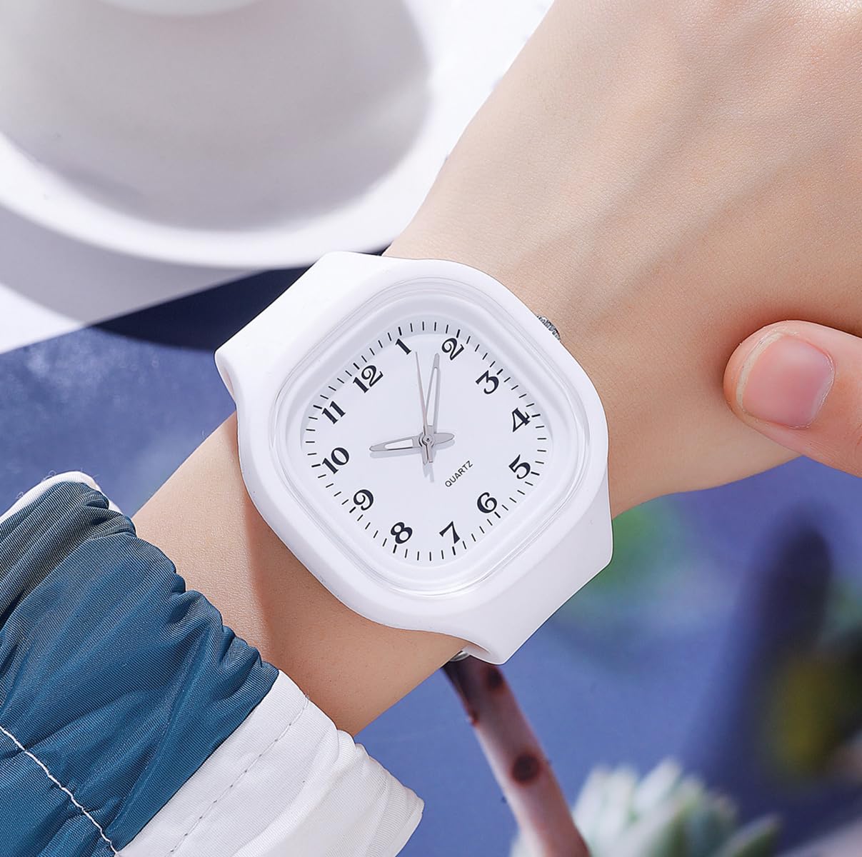 BESTKANG Unisex Quartz Watch Easy - to - Read Dial Casual Fashion Wristwatch for Men and Women (White)