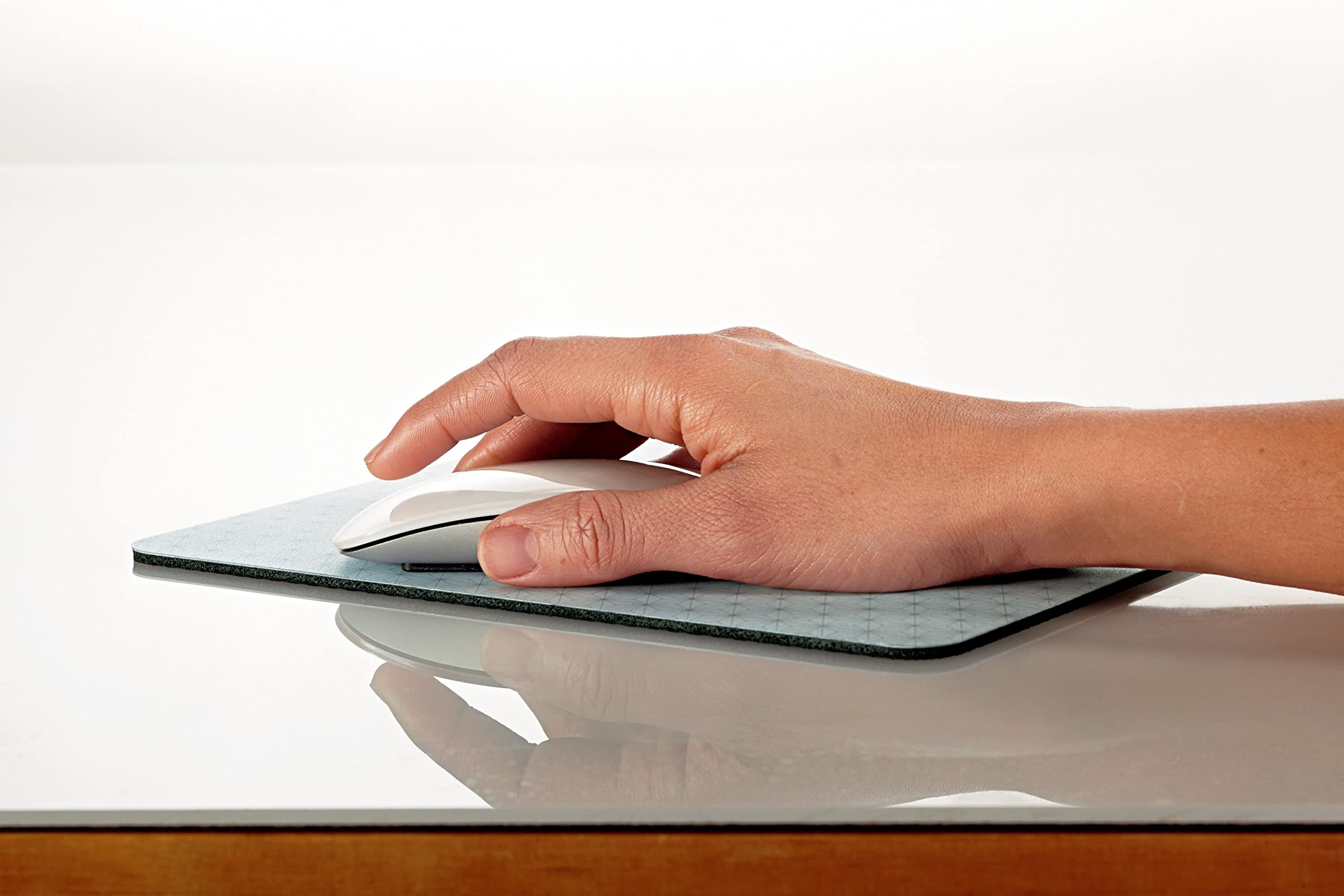 3M Precise Mouse Pad Enhances the Precision of Optical Mice at Fast Speeds, Easy to Clean, Stays in Place, 9 in x 8 in (MP114-BSD1)