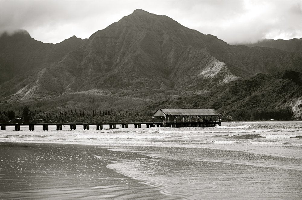 Posterazzi Hawaii Kauai Hanalei Bay And Pier At Sunset Black And White Poster Print, (17 x 11)