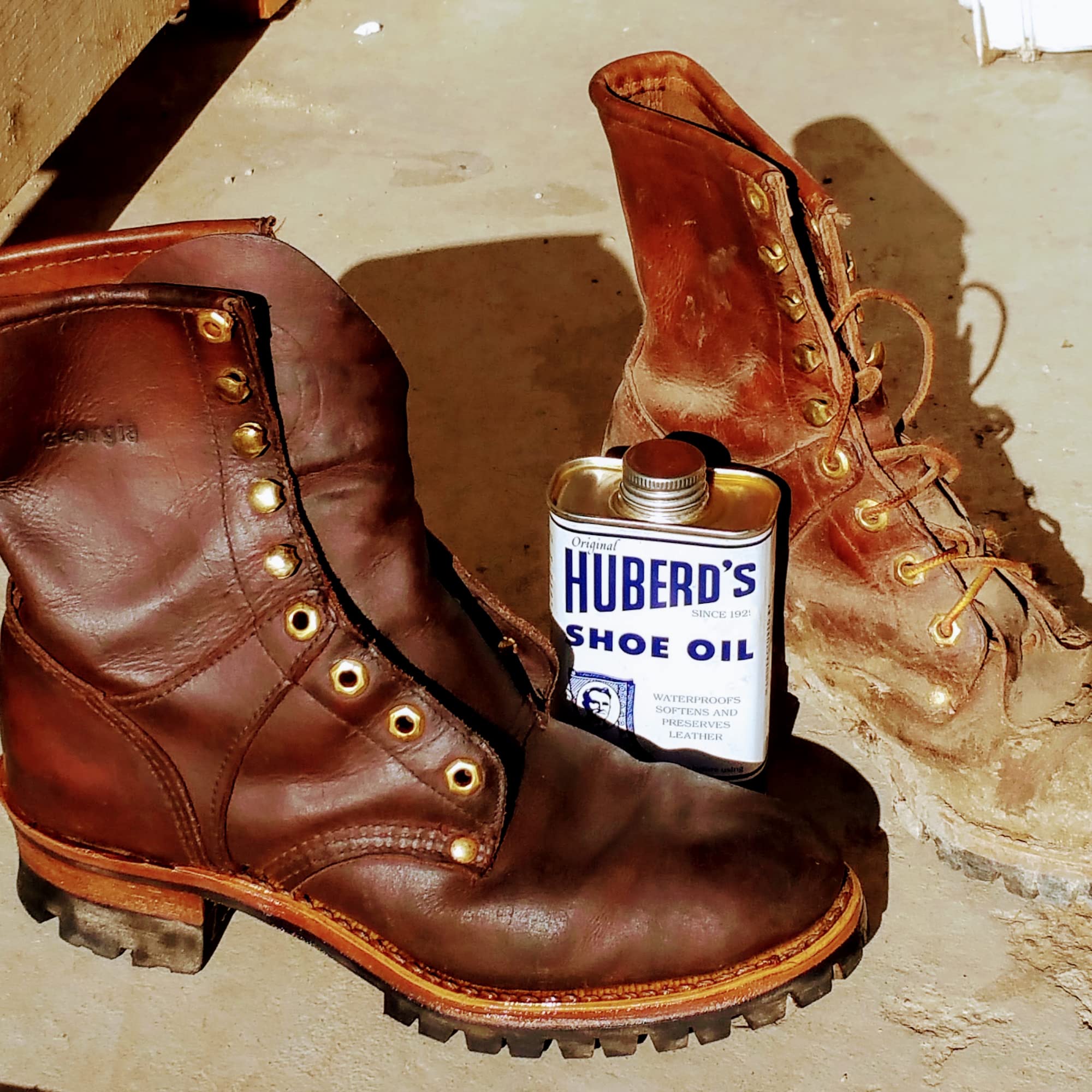 Huberd’s Shoe Oil - Leather Conditioner and waterproofer Since 1921. Easy Pour Formula waterproofs, softens, and Conditions Boots, Shoes, Bags, Belts, Gloves, Saddles, tack and Harness.