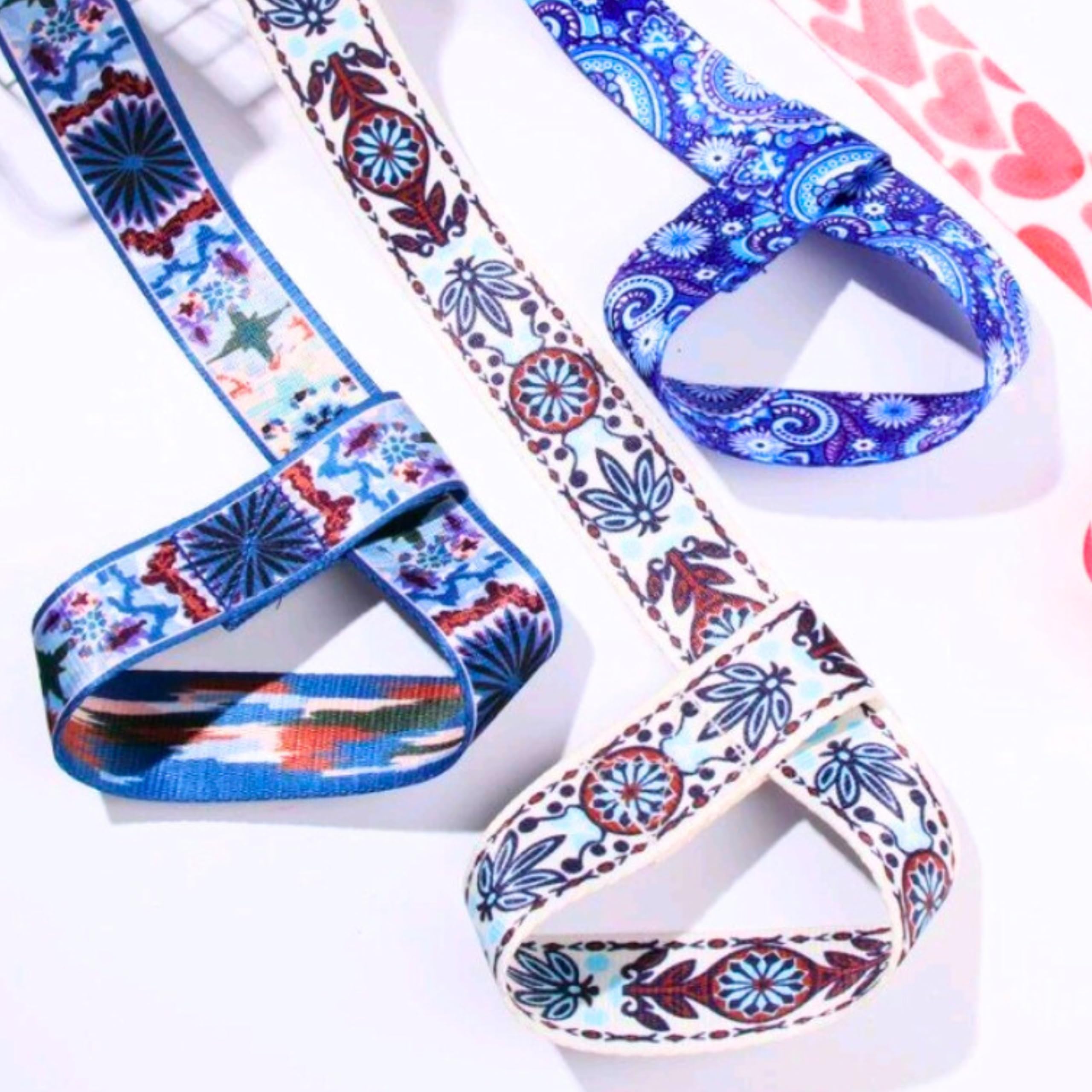 Yoga Mat Straps for Carrying, Adjustable Yoga Mat Sling Carrier, Mat Holder Colorful Band, Anti-Slip, Multiple Color Choices (White Blue Red)