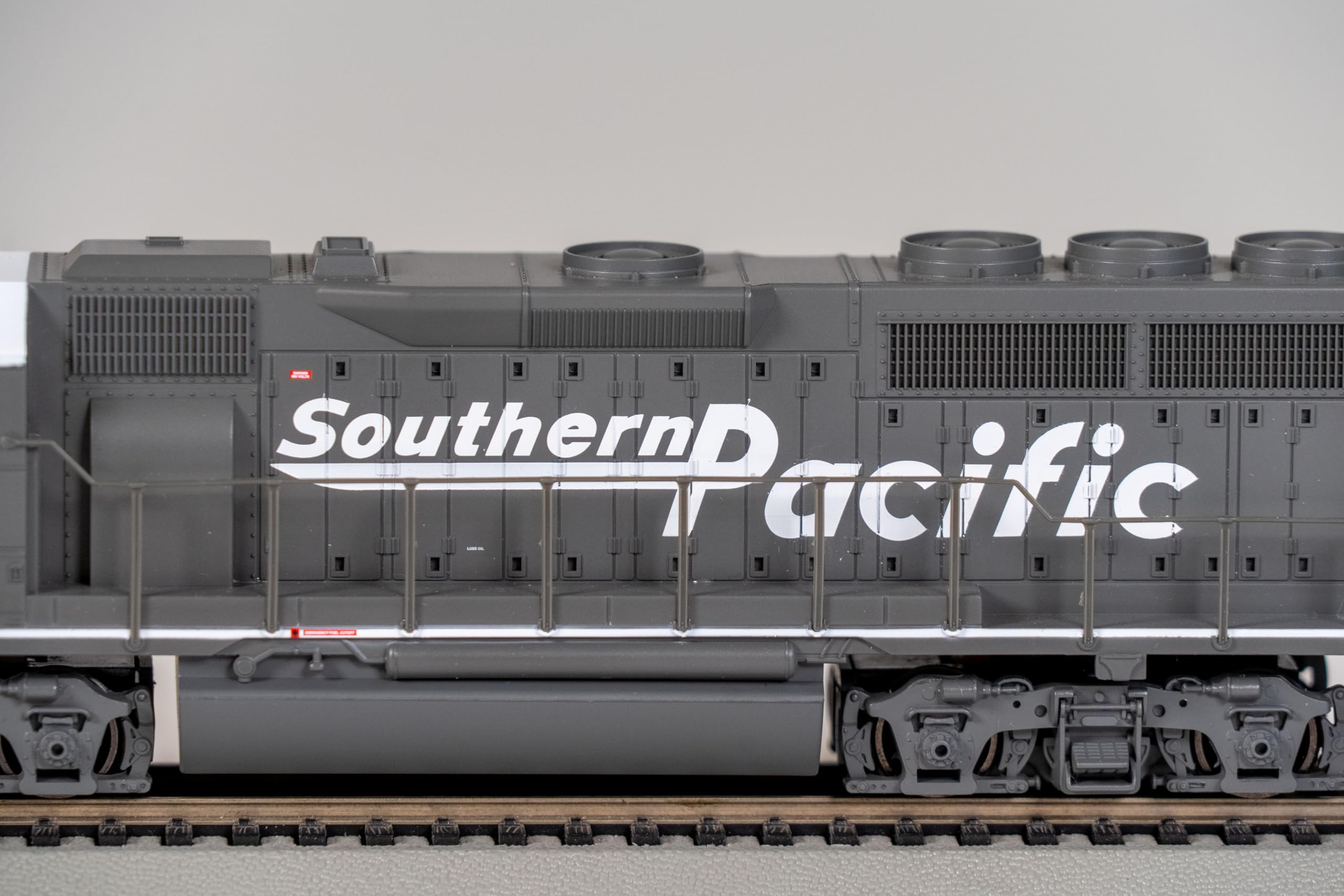 Bachmann Trains - EMD GP40 - DCC Equipped Diesel Locomotive - Southern Pacific™ #3086 (Speed Lettering) - HO Scale