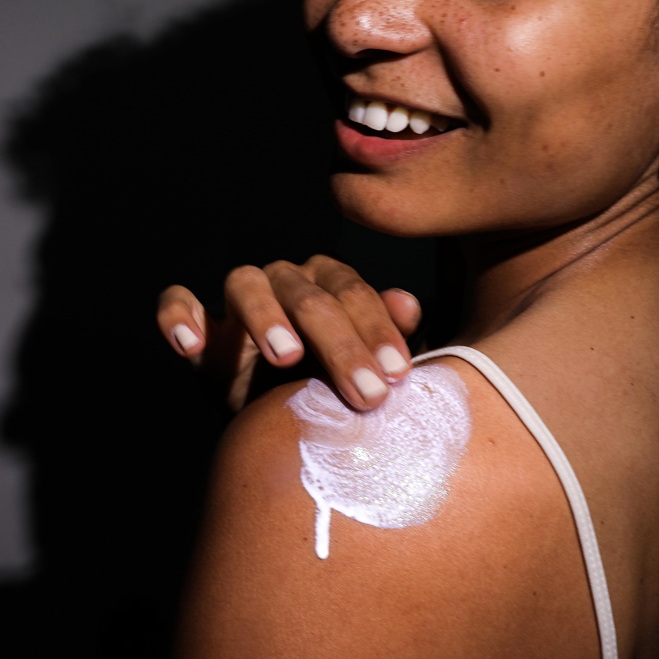 Biosolis Sun Spray SPF 50 - Sunscreen Spray Conditions the Face and Body - Mineral-Based Filters - Protects Against Harmful Rays - Ideal for Tanned Skin - No White Marks - Non-Greasy - Vegan - 3.4 oz