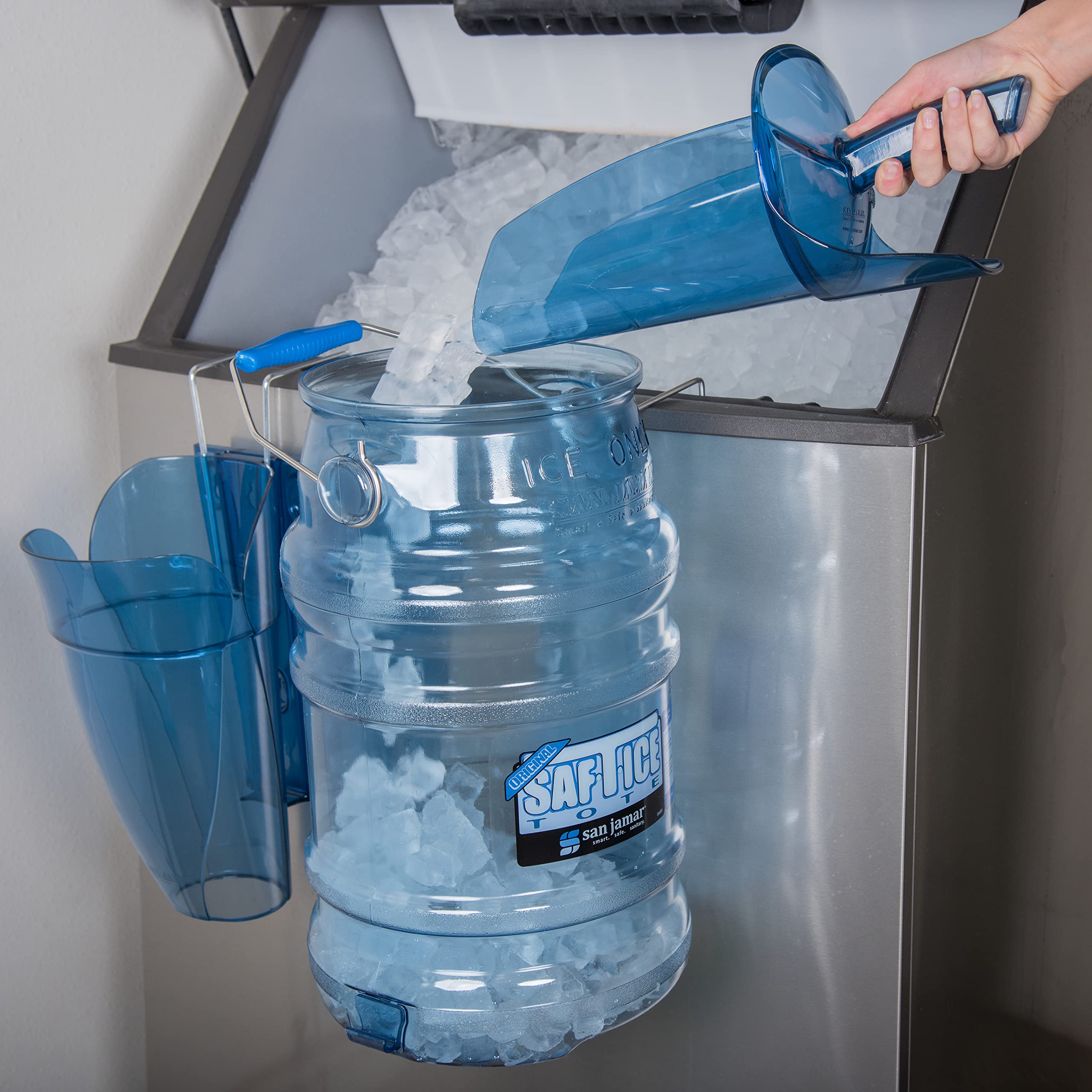 San Jamar Saf-T-Scoop Ice Scoop with Storage Caddy for Kitchens, Restaurants, And Fast Food, Plastic, 64 To 86 Ounces, Blue