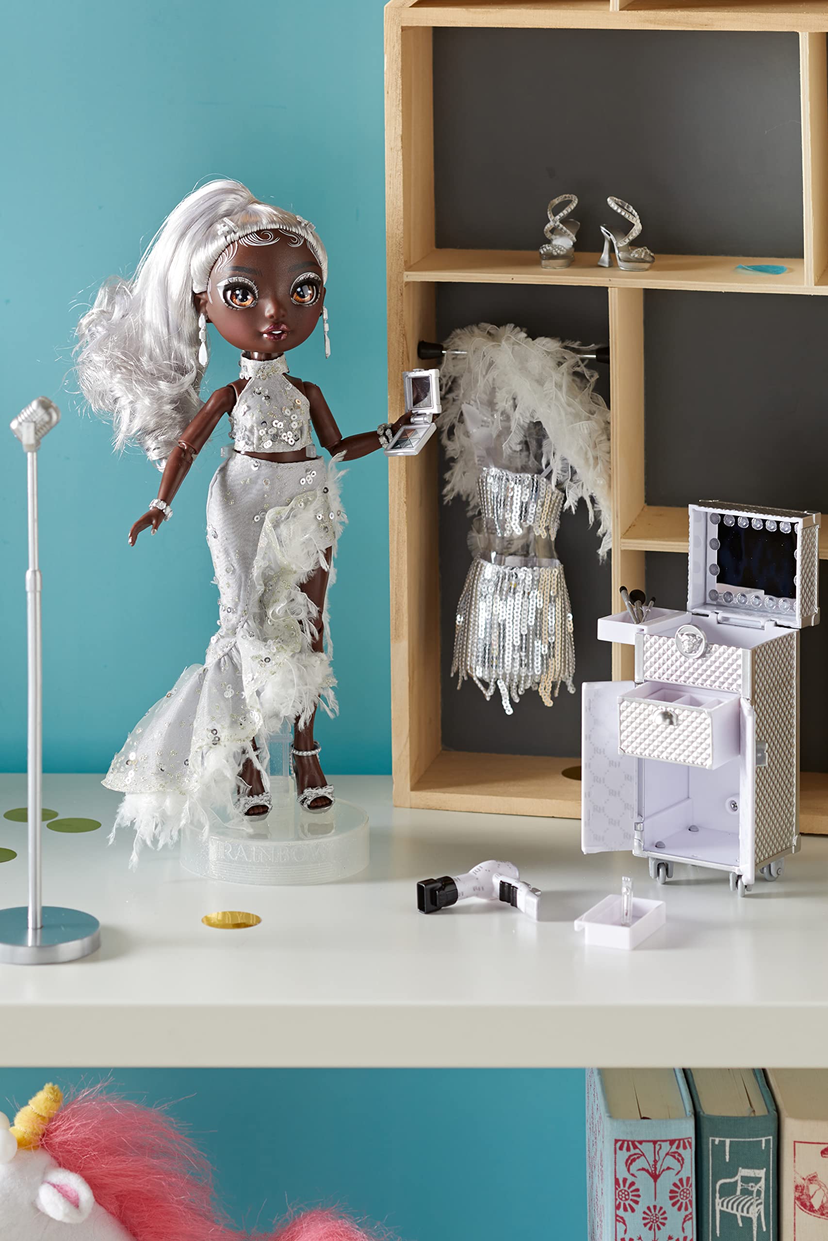 Rainbow High Rainbow Vision Rainbow Divas- Ayesha Sterling (Silver) Posable Fashion Doll with 2 Designer Outfits to Mix & Match + Vanity Playset, Great Toy Gift for Kids 6-12 Years Old & Collectors
