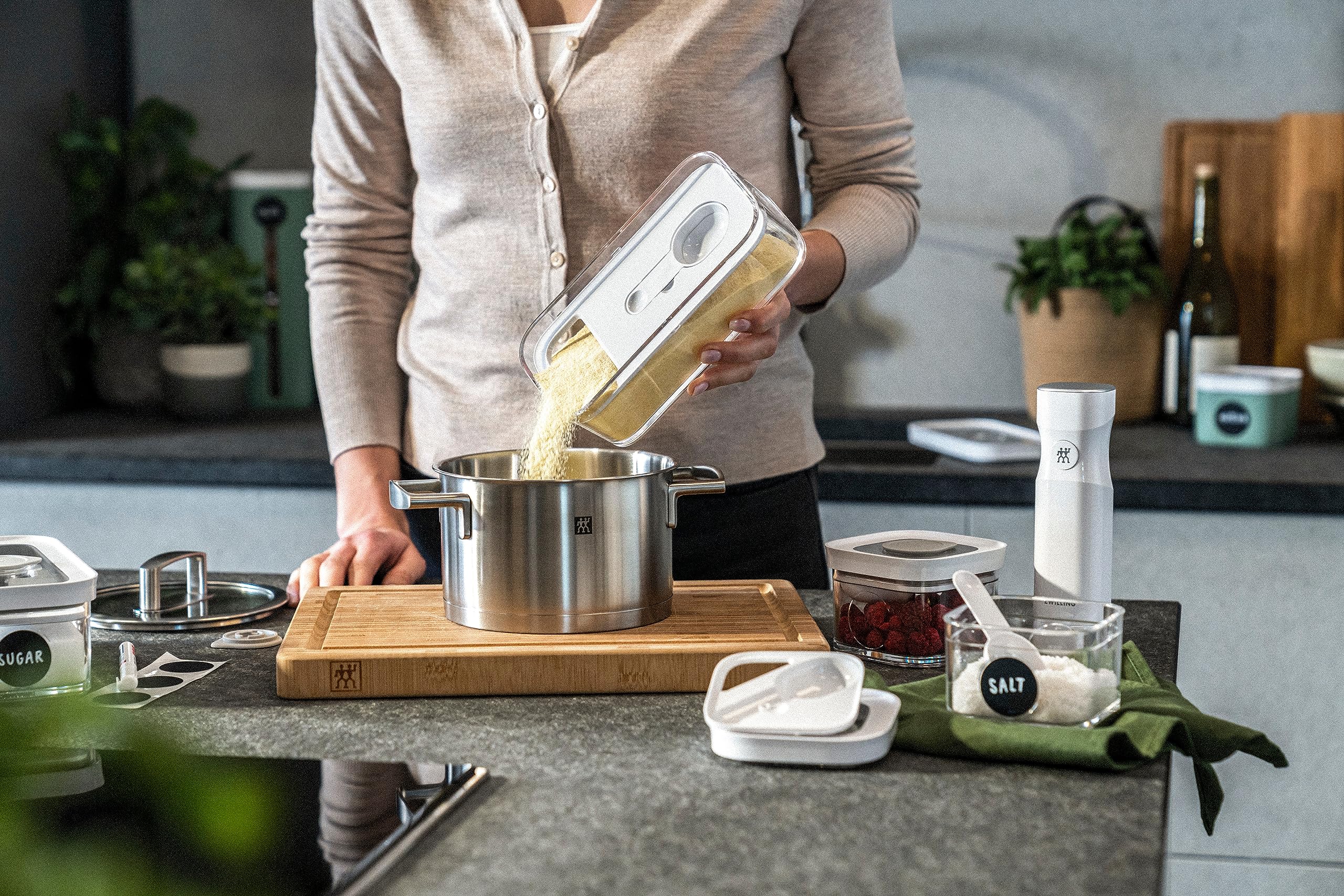 ZWILLING FRESH & SAVE CUBE Storage Container, Size M, Modular & Stackable Container, Airtight & Vacuum Storage, Dishwasher Safe, Transparent