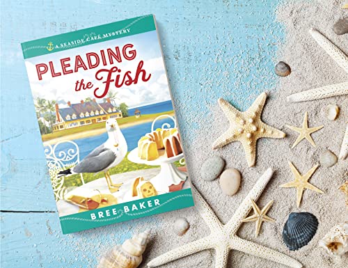 Pleading the Fish: A Beachfront Cozy Mystery (Seaside Café Mysteries, 7)