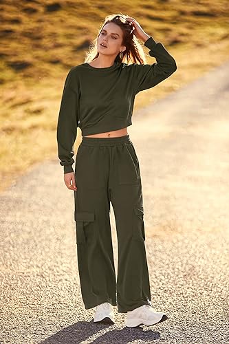 PRETTYGARDEN Womens Fall 2 Piece Outfits Sweatsuits Sets Long Sleeve Crop Tops Sweatshirt Wide Leg Cargo Pants with Pockets (Black,Medium)