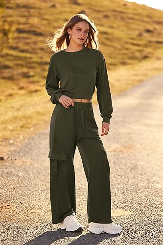 PRETTYGARDEN Womens Fall 2 Piece Outfits Sweatsuits Sets Long Sleeve Crop Tops Sweatshirt Wide Leg Cargo Pants with Pockets (Black,Medium)