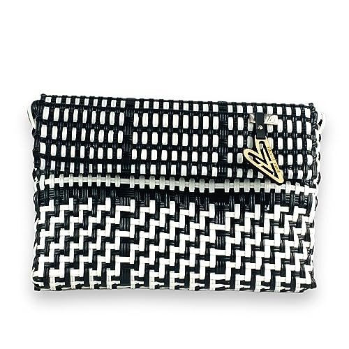 MARIA VICTORIA Handwoven Plastic Mexican Clutch For Women, Water Resistance, Perfect For Summer, Travel, Indoor And Outdoor Activities, Magpie BW