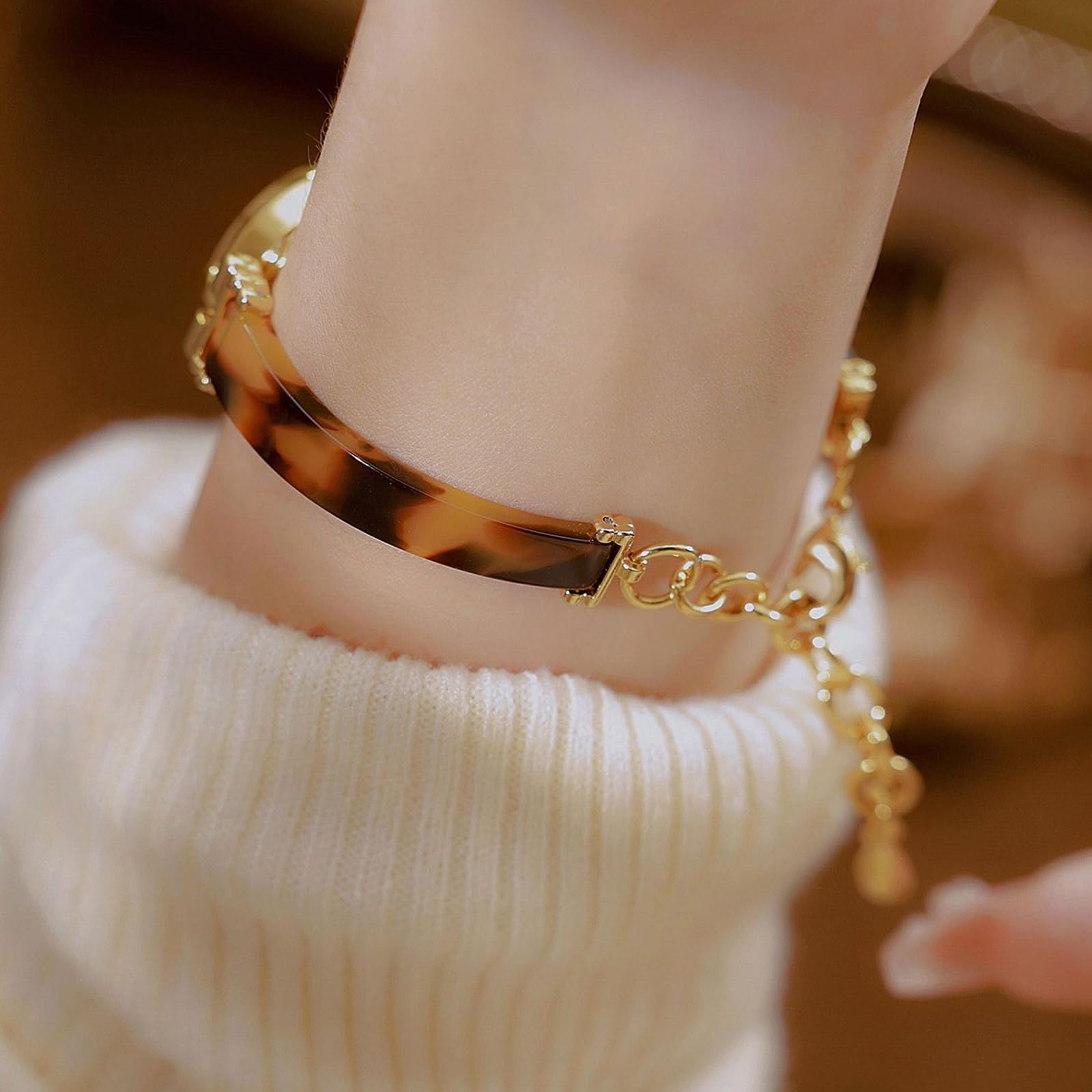 BESTKANG Vintage Amber Color Women's Bracelet Chain Watch - Stylish Retro Watch for Women (Gold White)