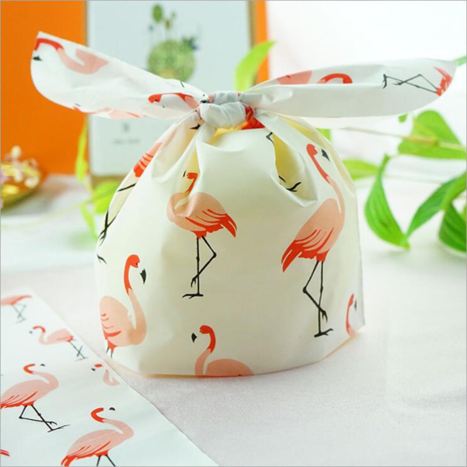 HIPIHOM 50Pcs Cellophane Treat Bags, Hawaii Pattern Wrapping Bags Goodie Bags Cookie Bags of Packaging for Hawaii Party Festivals Birthday Party Supplies, 5.3x8.7in (Flamingos)