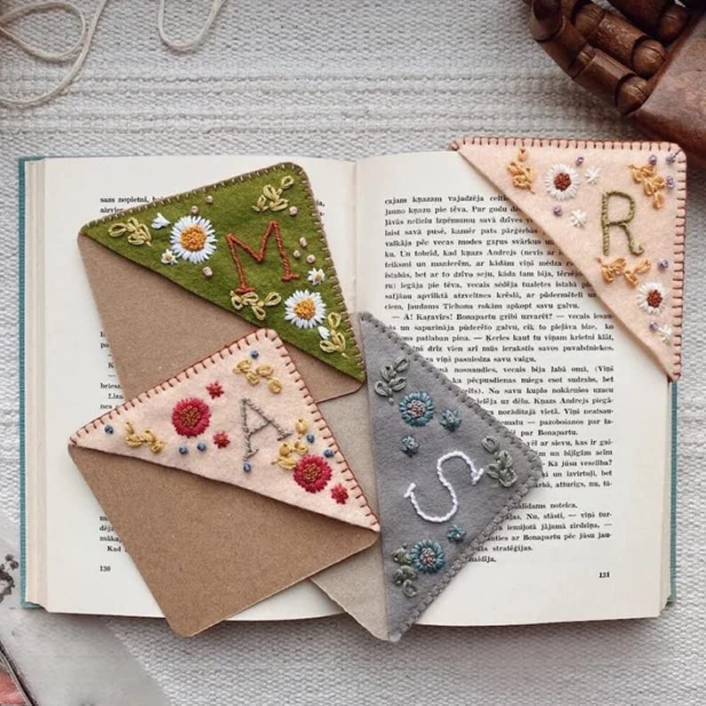 MOTEERLLU Personalized Hand Embroidered Corner Bookmark,Felt Triangle Page Stitched Handmade Bookmark,Unique Cute Flower Letter Embroidery Bookmarks Accessories for Book Lovers