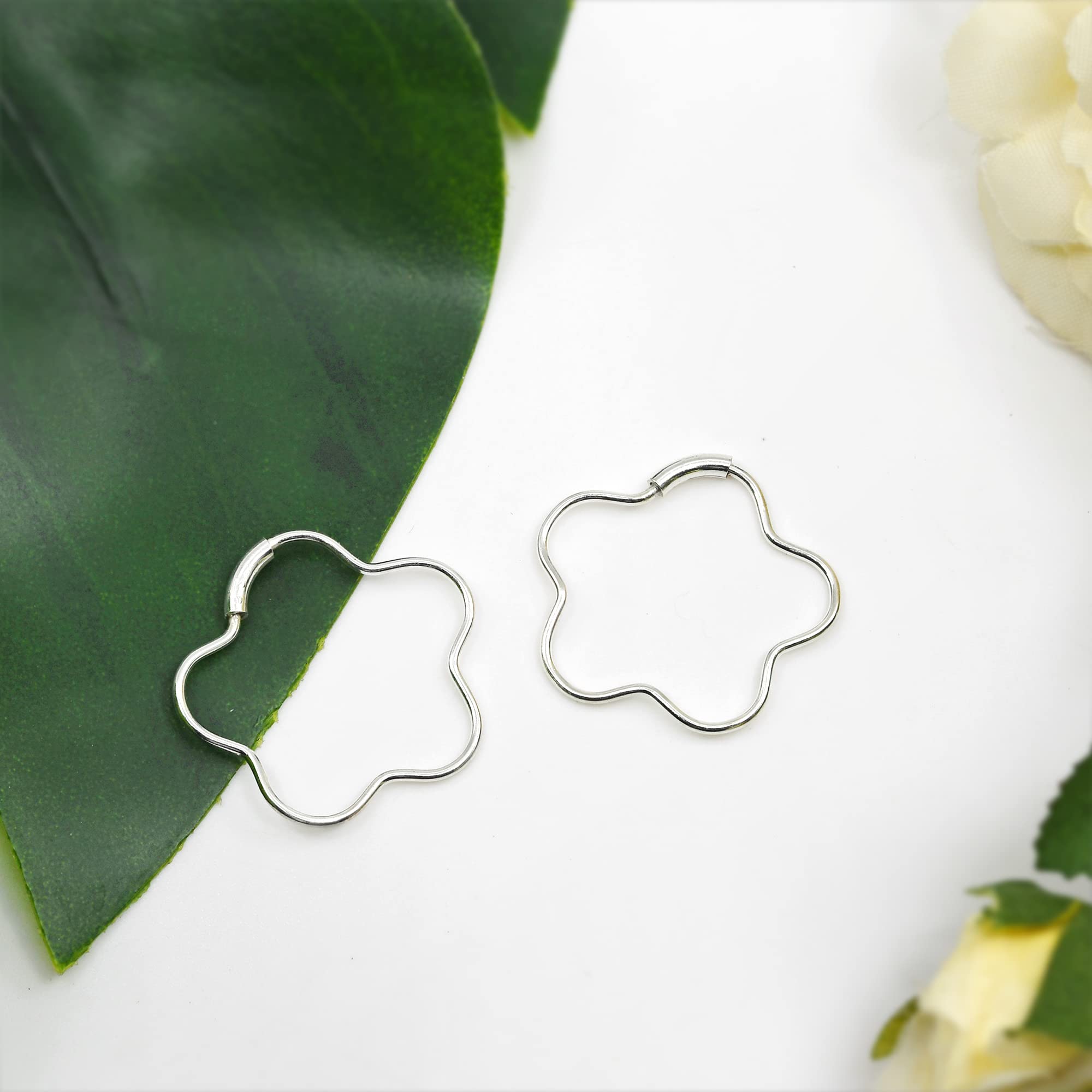 AeraVida Cute Flower Shaped Outline .925 Sterling Silver 22mm Hoop Style Earrings | Minimalist Trendy Flower Earring for Women | Fashion Jewelry