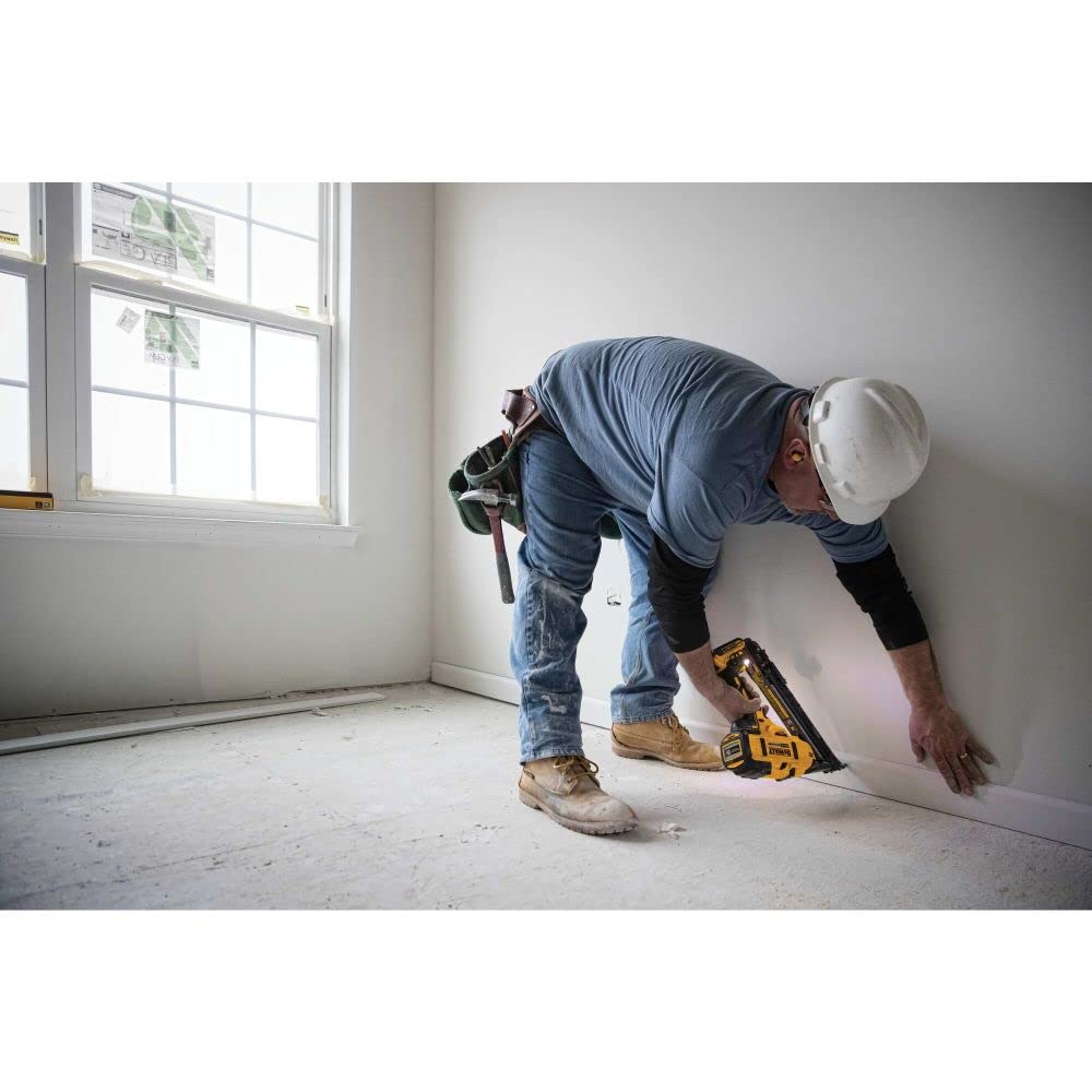 DEWALT 20V MAX Finish Nailer Kit, Angled, 15GA, Battery, Charger & Bag (DCN650D1)