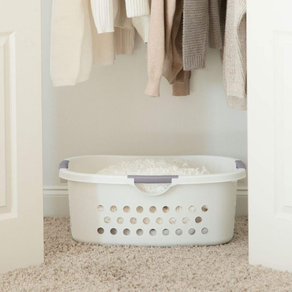 IRIS USA 50L Plastic Hip Hold Laundry Basket with Built-In Comfort Carry Handles, 3-Pack, 1.5 Bushel, Clothes Hamper, Laundry Hamper, Ventilation Holes, for Dorm Laundry Room Bedroom, White