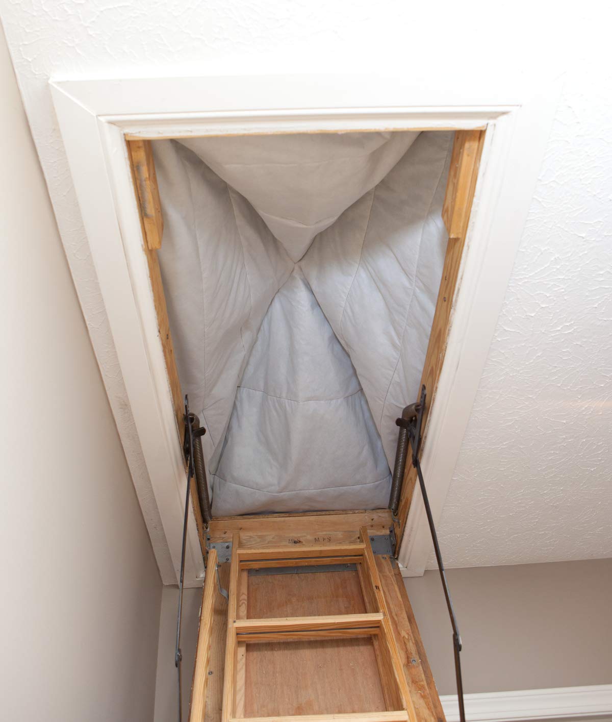 Duck Brand Stairway Attic Cover, Energy Saving Attic Insulation Cover Fits Openings up to 25.5 Inches by 54 Inches for Year-Round Weatherization, Black, 286209