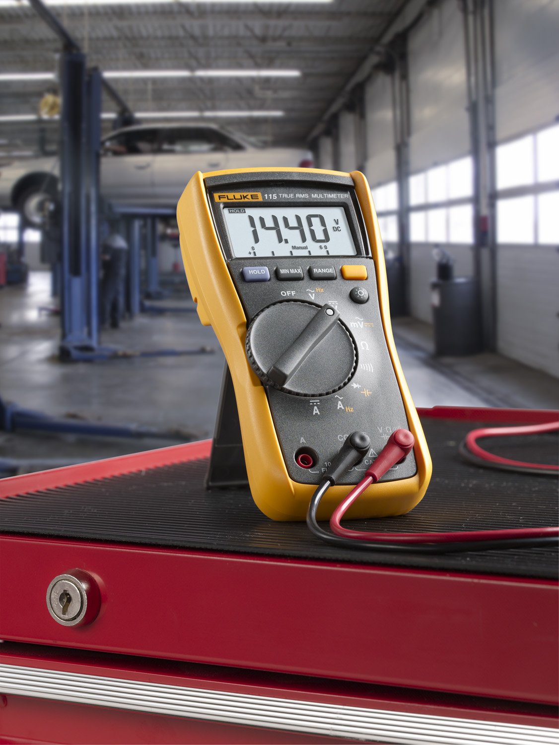 Fluke 115 Digital Multimeter, Measures AC/DC Voltage To 600 V & Current to 10 A, Measures Resistance, Continuity, Frequency & Capacitance, Includes Battery, Holster & 4mm PVC-Insulated Test Lead