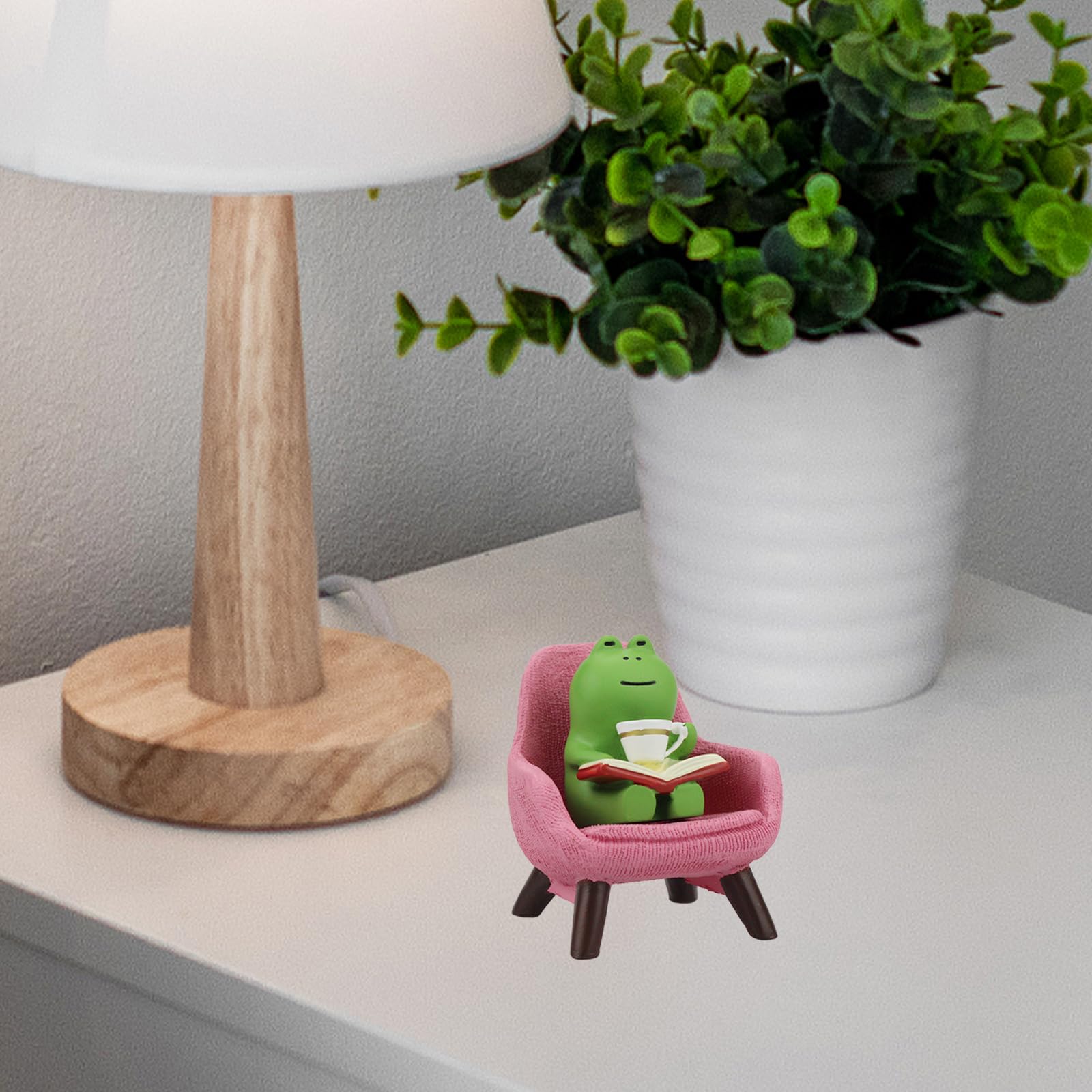 Refintural Miniature Frog Figurines - Funny Frog Sculpture for Shelf, Desk Decoration - Frog Desk Accessories - Perfect Cute Frog Gift for Frog Lovers(Pink Sofa)