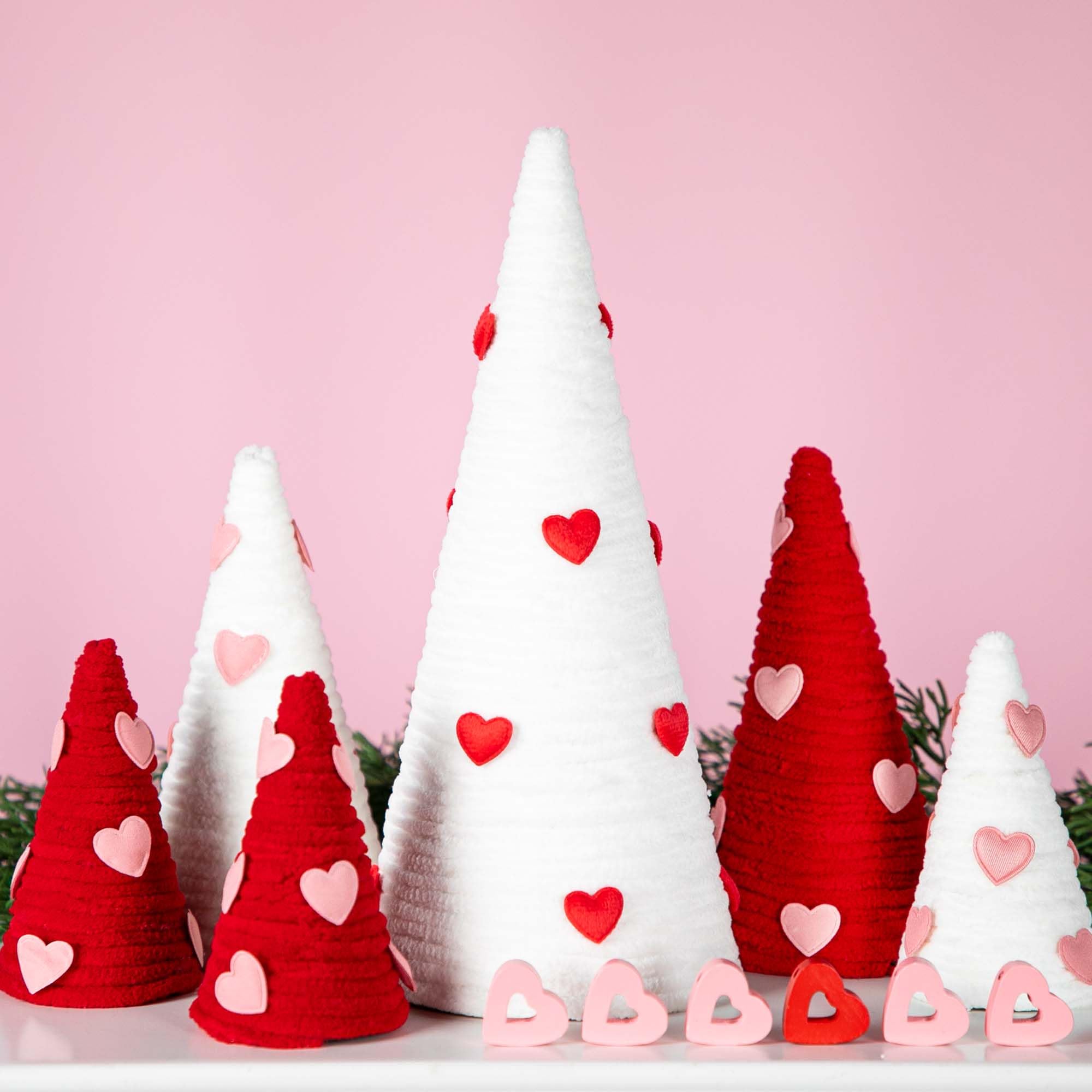 Iceyyyy 6 Pcs Valentine Day Tree Table Decorations Set-Artificial Yarn Wrapped Mini Trees with Heart Decor-Pink White Valentine's Day Tabletop Tree for Farmhouse Indoor Home Kitchen Decor