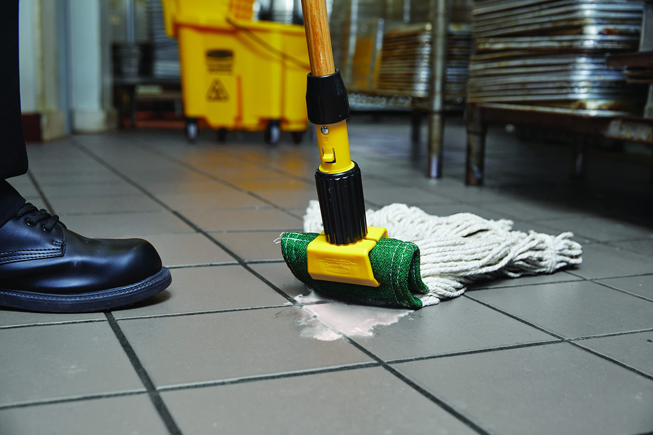 Rubbermaid Commercial Products Gripper 60" Wood Wet Mop Handle, Natural, for Professional/Industrial Floor Cleaning, Compatible with 5" Headband Mops