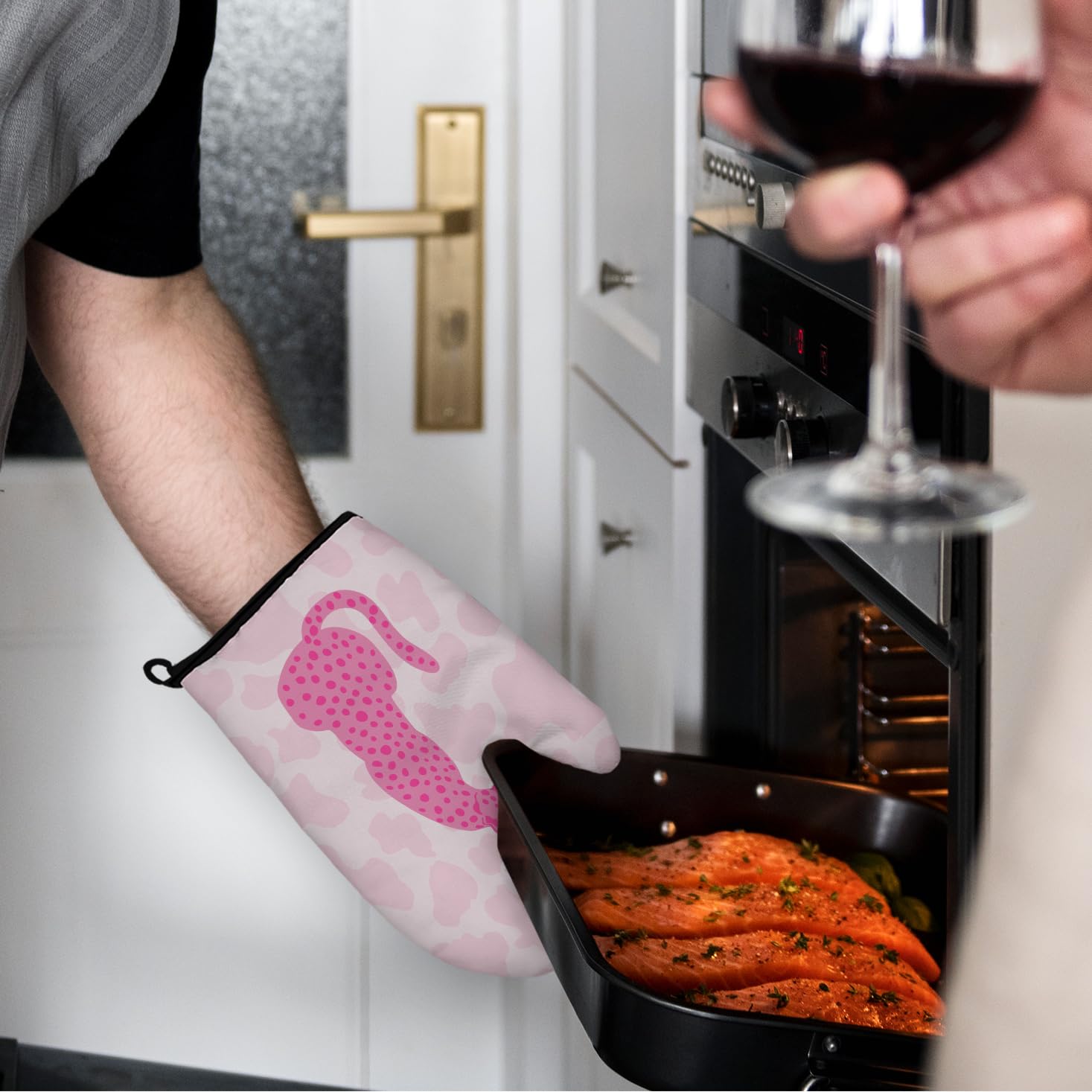 Mingnei Hot Pink Cheetah Oven Mitts and Pot Holders Sets, Funky Pink Leopard Heat Resistant Potholder Kitchen Decor for Cooking Baking BBQ Grilling, Trendy Preppy Animal Oven Glove Set Kitchen Decor