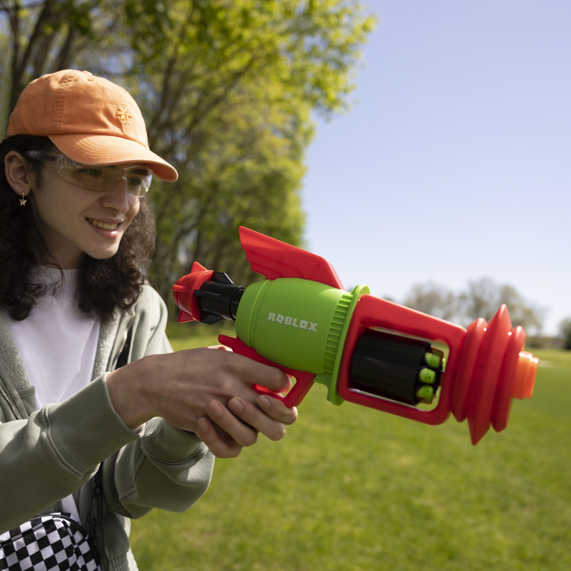 Nerf Roblox Build A Boat for Treasure: Spacelock Ray Blaster, Includes Code to Redeem Exclusive Virtual Item, 8 Elite Darts