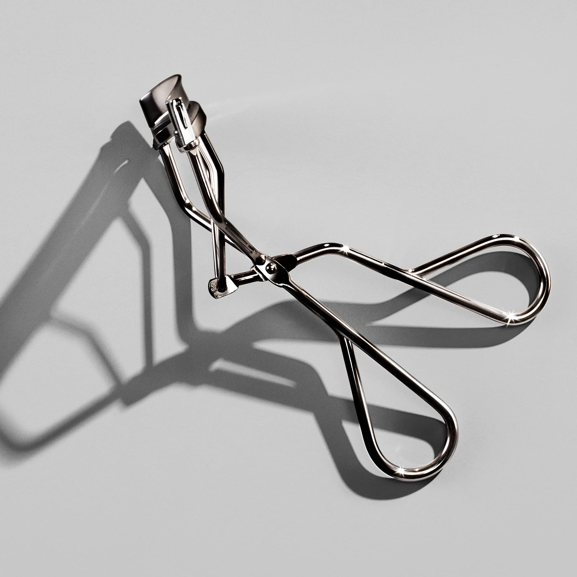 Shiseido Eyelash Curler - Crimps & Curls Lashes for Perfect, Eye-Framing Fringe - Gentle & Safe - Includes Replacement Pad