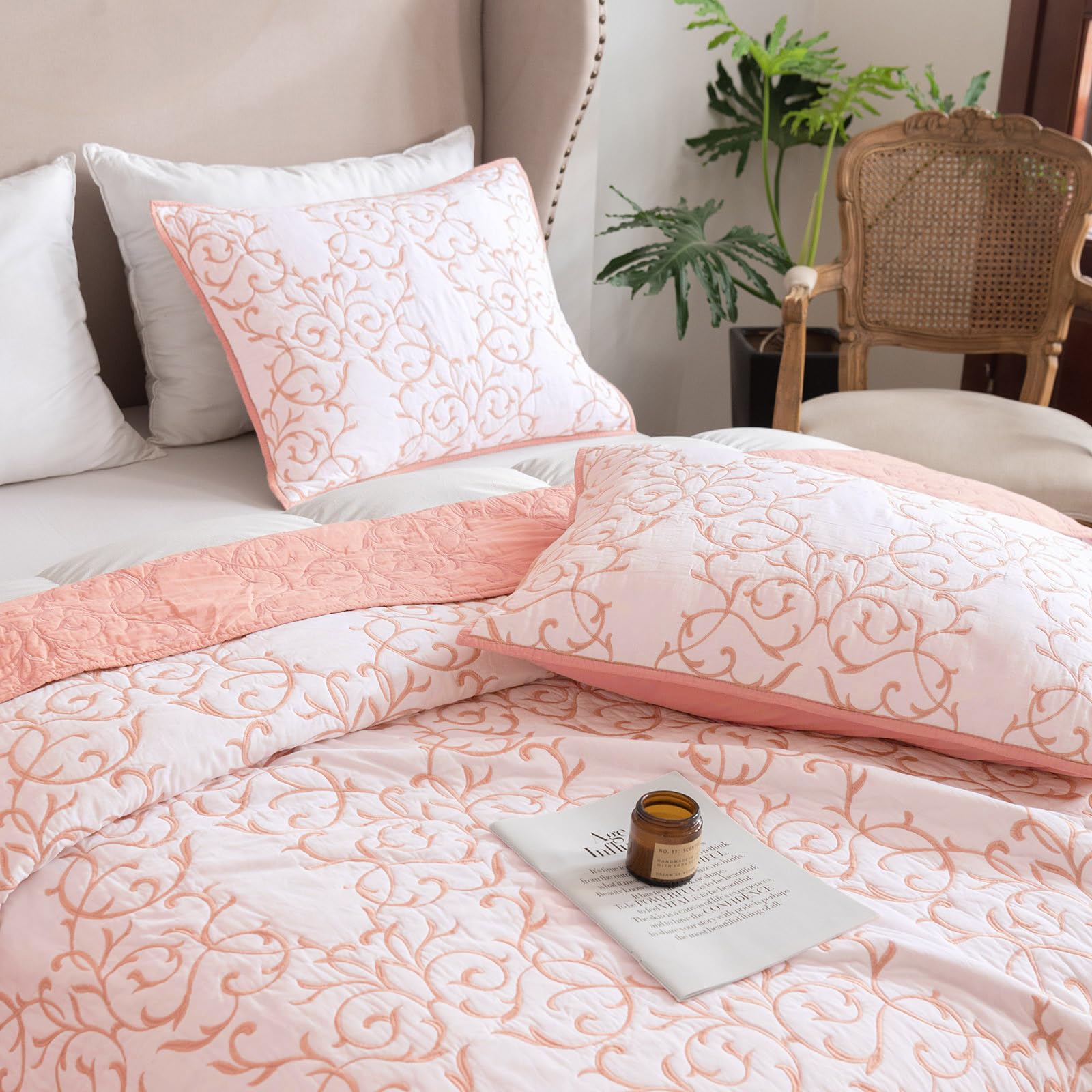 mixinni Quilt Pink Queen Size Reversible 3-Piece Sage Green Embroidery Pattern Elegant Lightweight Soft Coverlet Bedspread Set, (1 Quilt,2 Pillow Shams)-Queen Size