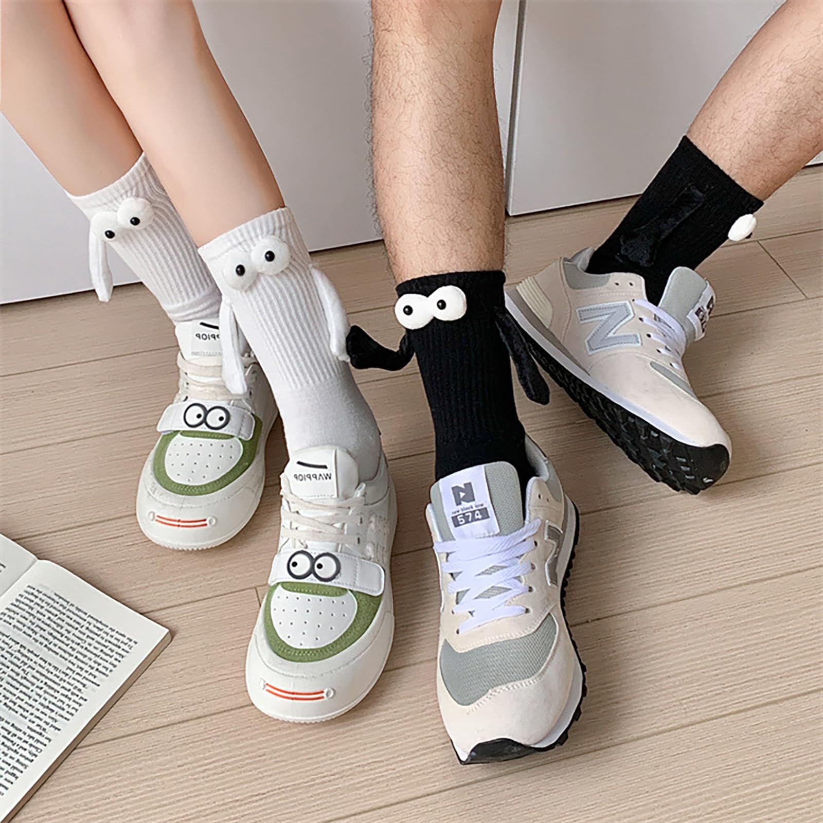 Smilelife 2 Pairs Magnetic Holding Hands Socks Funny Gifts For Couples, Anniversary, Best Friends, Engagements, Teens (White)