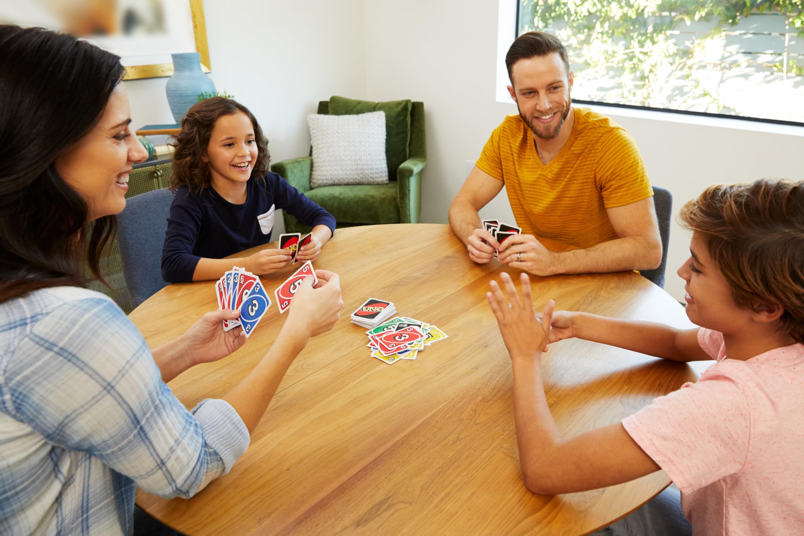 Mattel Games UNO Card Game for Family Night, Travel Game & Gift for Kids in a Collectible Storage Tin for 2-10 Players (Amazon Exclusive)