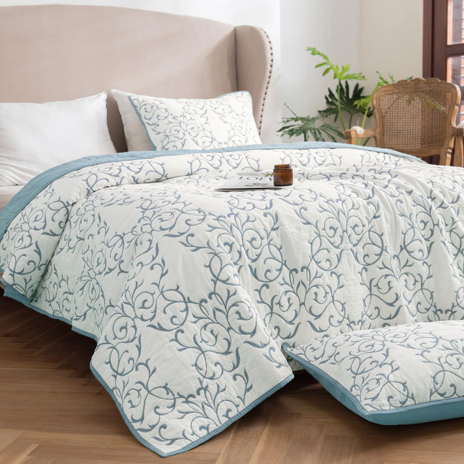 mixinni Quilt Light Blue Queen Size Reversible 3-Piece Embroidery Pattern Elegant Queen Size Bedspread Set,(1 Quilt,2 Pillow Shams)