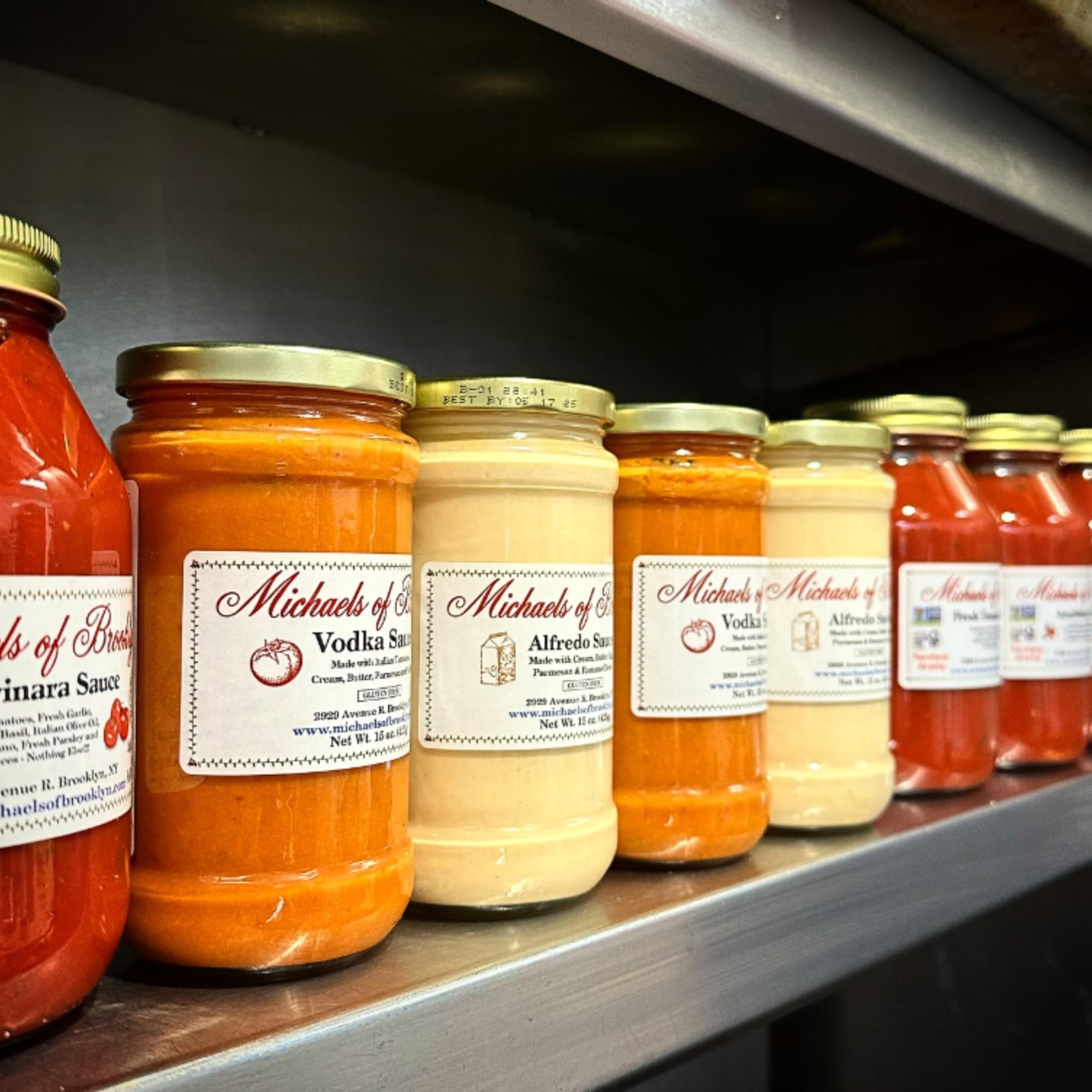 MICHAEL'S OF BROOKLYN Homestyle Gravy Tomato Sauce - Non-GMO, Gluten Free, Made with Fresh Tomatoes, Fresh Basil, Garlic Onions, Olive Oil & Fresh Parsley Pasta Sauce - 32 oz Jar