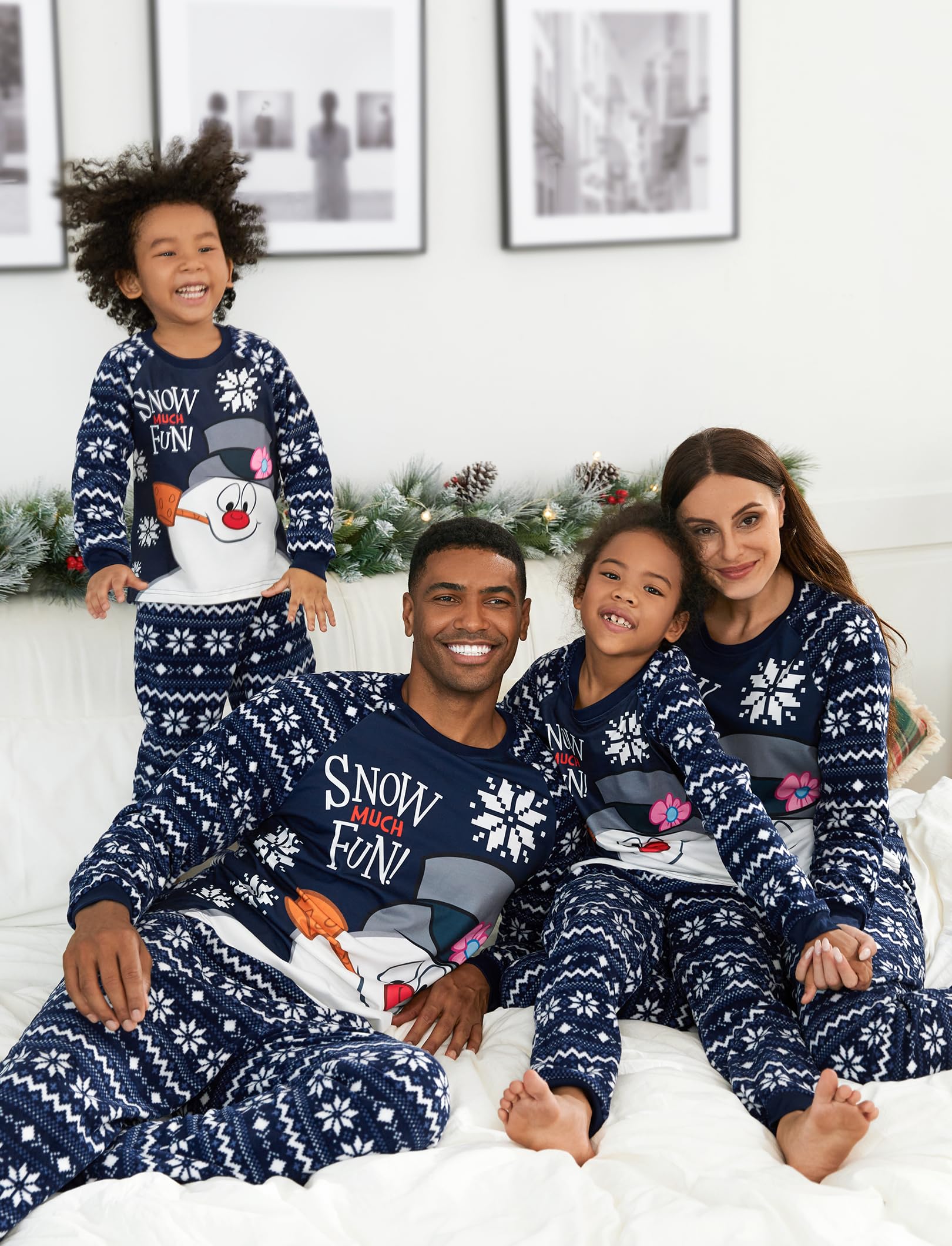 WARNER BROS Frosty the Snowman Family Christmas Pajamas for Adults: Long Sleeve Navy Blue Matching Outfits Set Suitable for Holidays- Pjs for Couples Men L