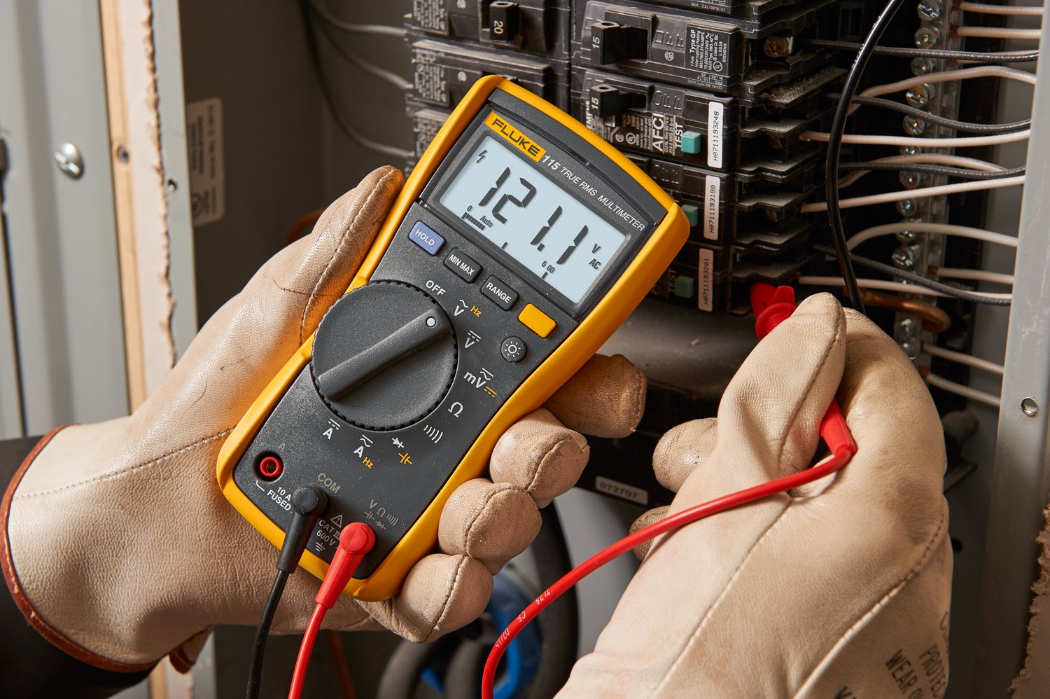 Fluke 115 Digital Multimeter, Measures AC/DC Voltage To 600 V & Current to 10 A, Measures Resistance, Continuity, Frequency & Capacitance, Includes Battery, Holster & 4mm PVC-Insulated Test Lead