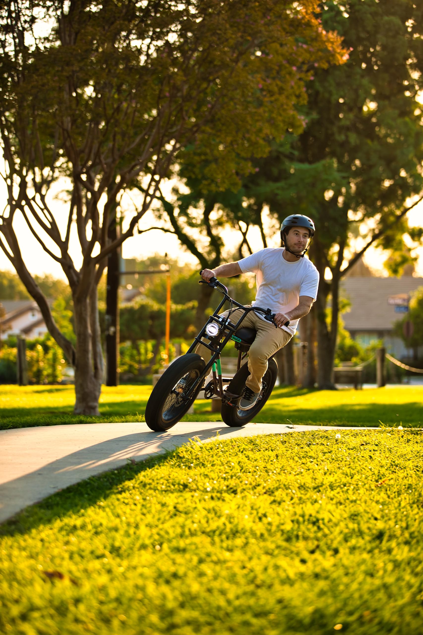 Razor Rambler 20 – Class 2 Adult Electric Bike with Retro Style, Up to 19.9 MPH, Up to 16.6 Miles of Range, 500-Watt Rear-Wheel Hub-Driven Motor