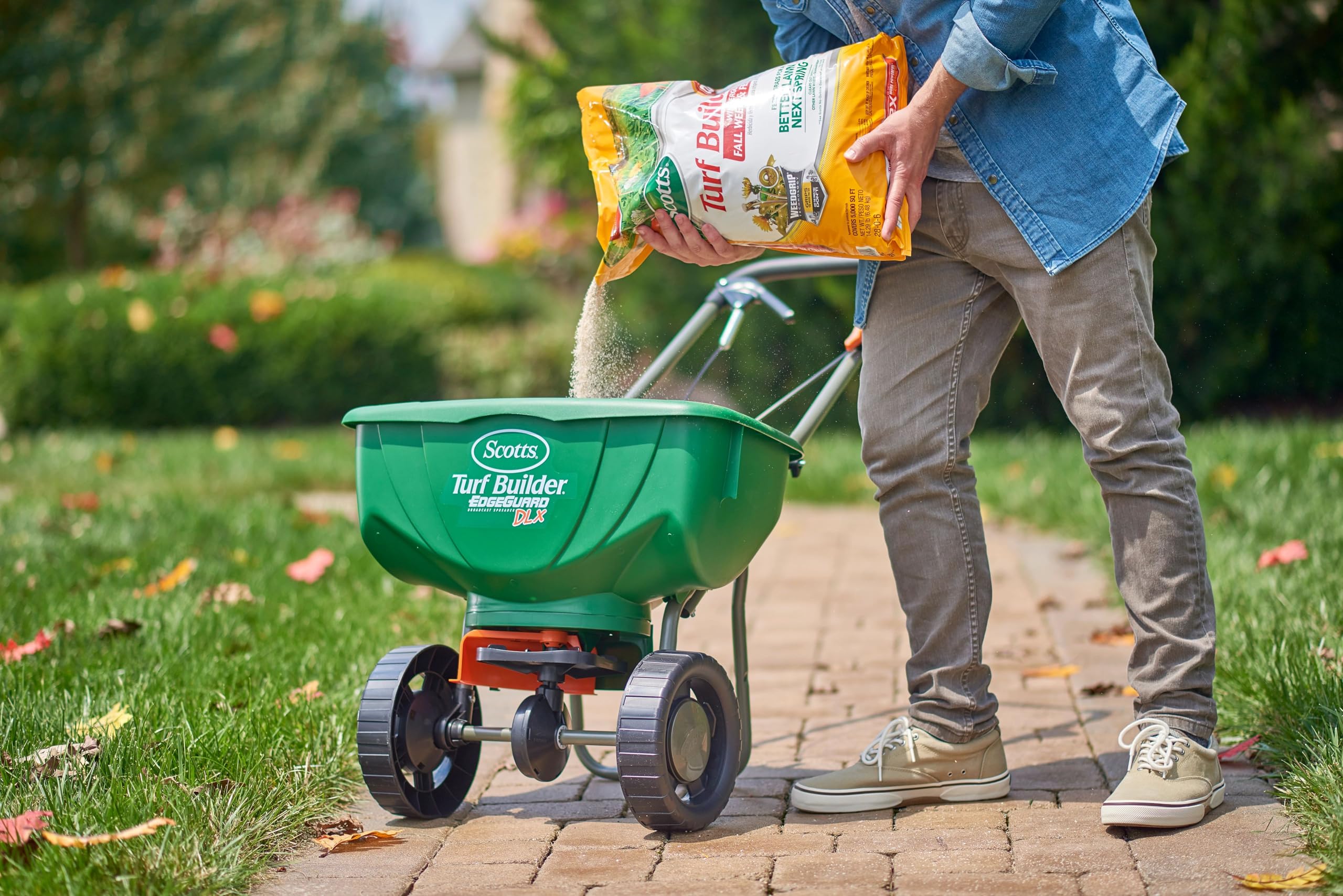 Scotts Turf Builder WinterGuard Fall Weed & Feed3, Weed Killer Plus Fall Fertilizer, 5,000 sq. ft., 14.29 lbs.