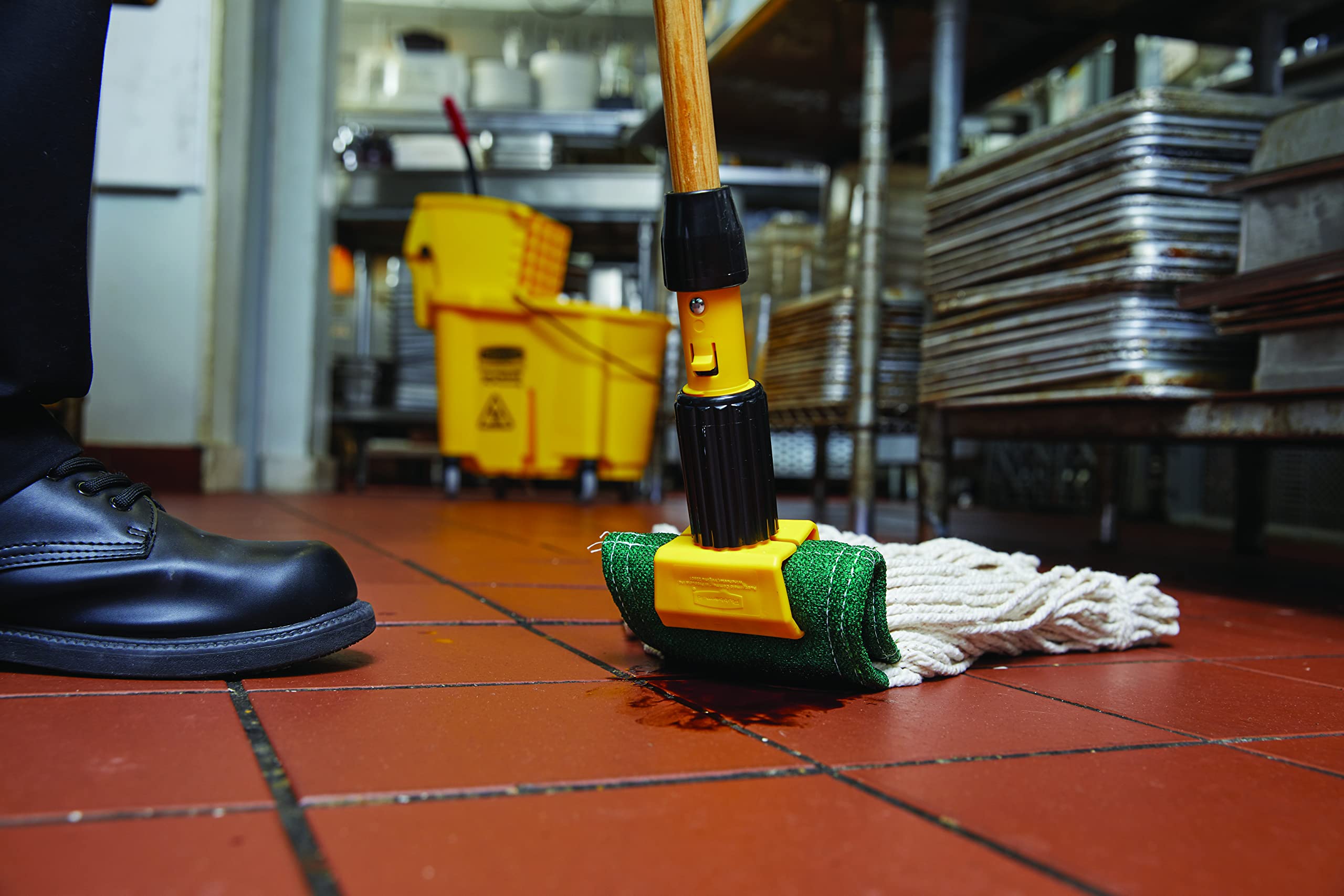 Rubbermaid Commercial Products Gripper 60" Wood Wet Mop Handle, Natural, for Professional/Industrial Floor Cleaning, Compatible with 5" Headband Mops