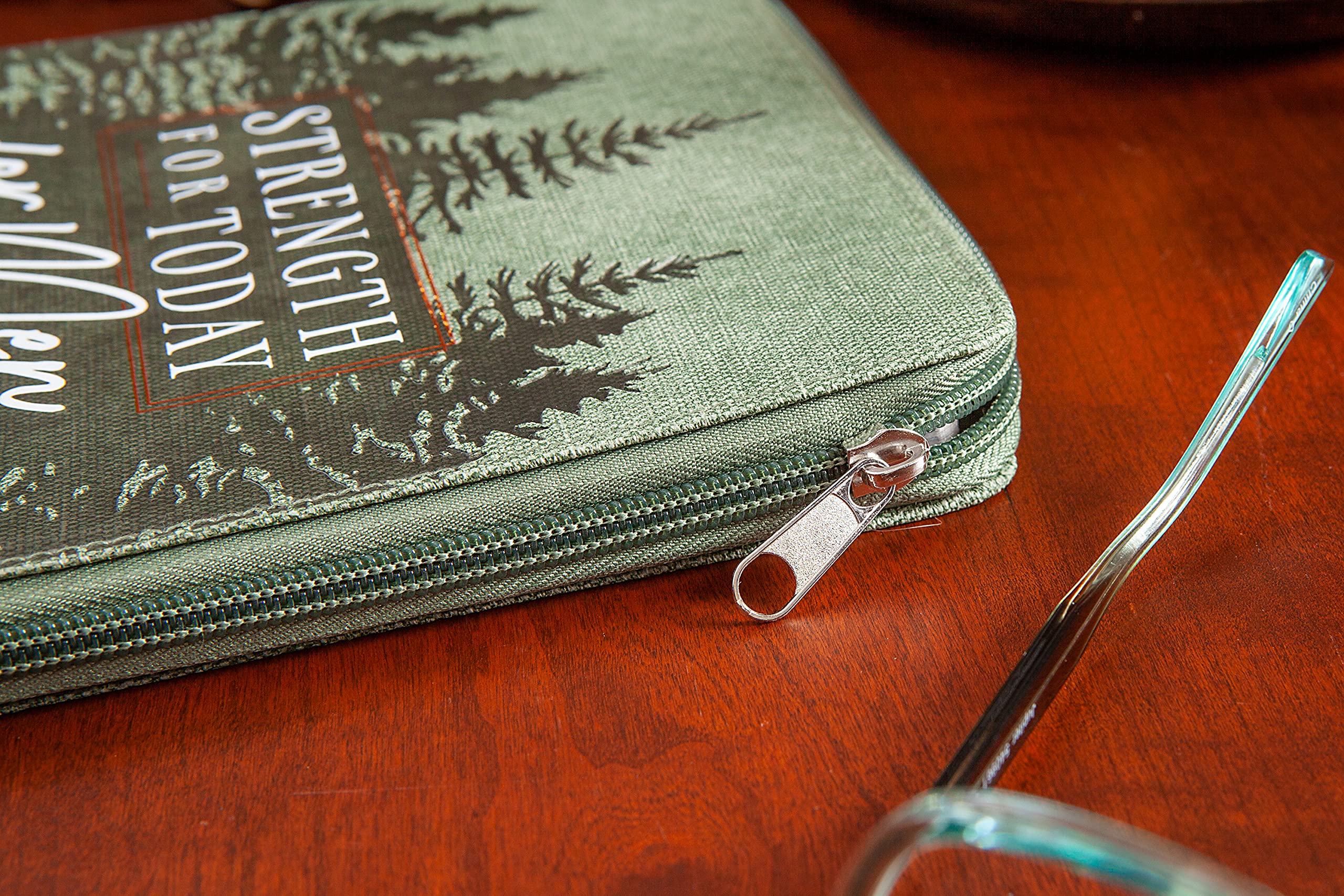 Strength for Today for Men: 365 Devotions (Ziparound Devotionals)