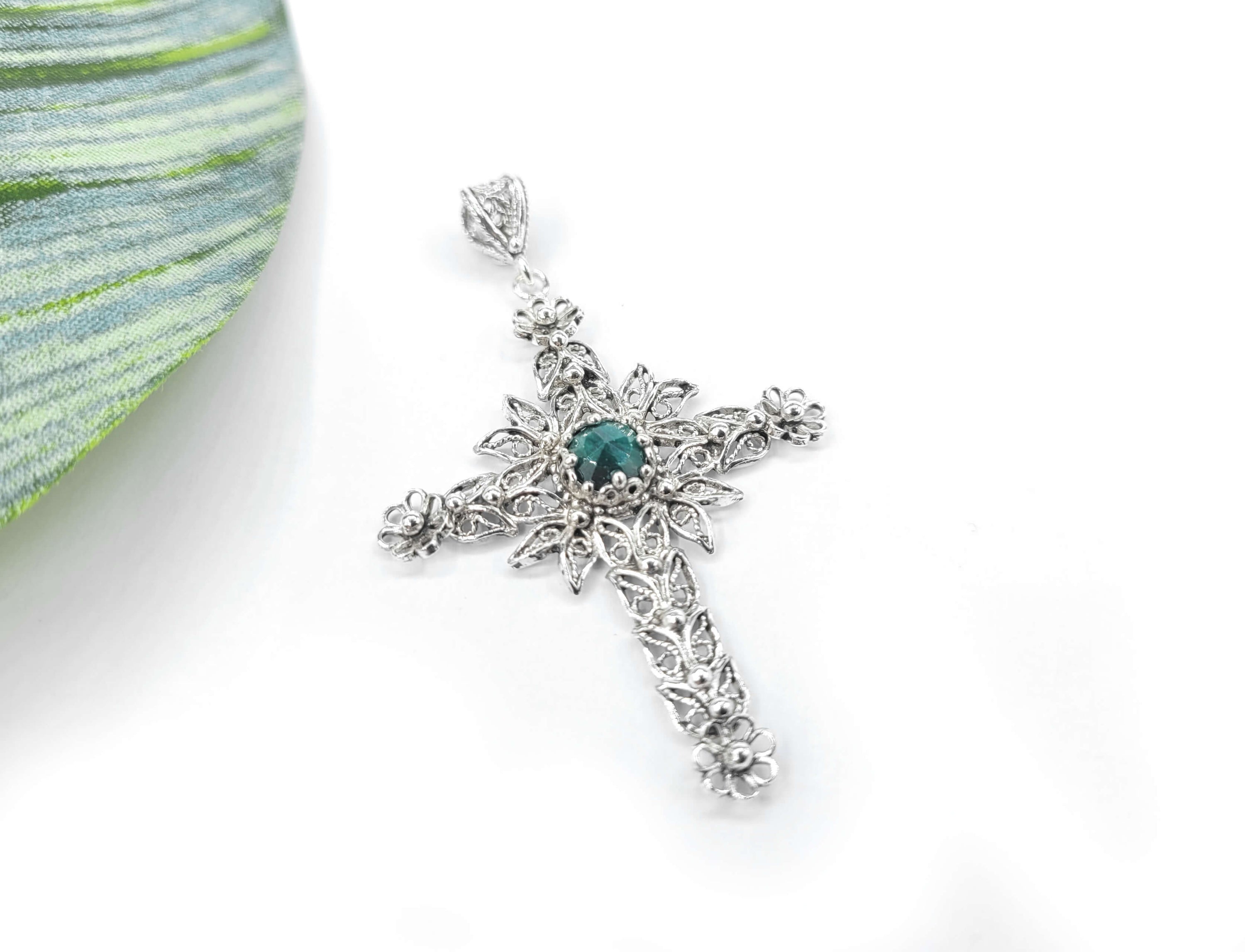 Filigree Art Emerald Gemstone Women Silver Cross Pendant Necklace