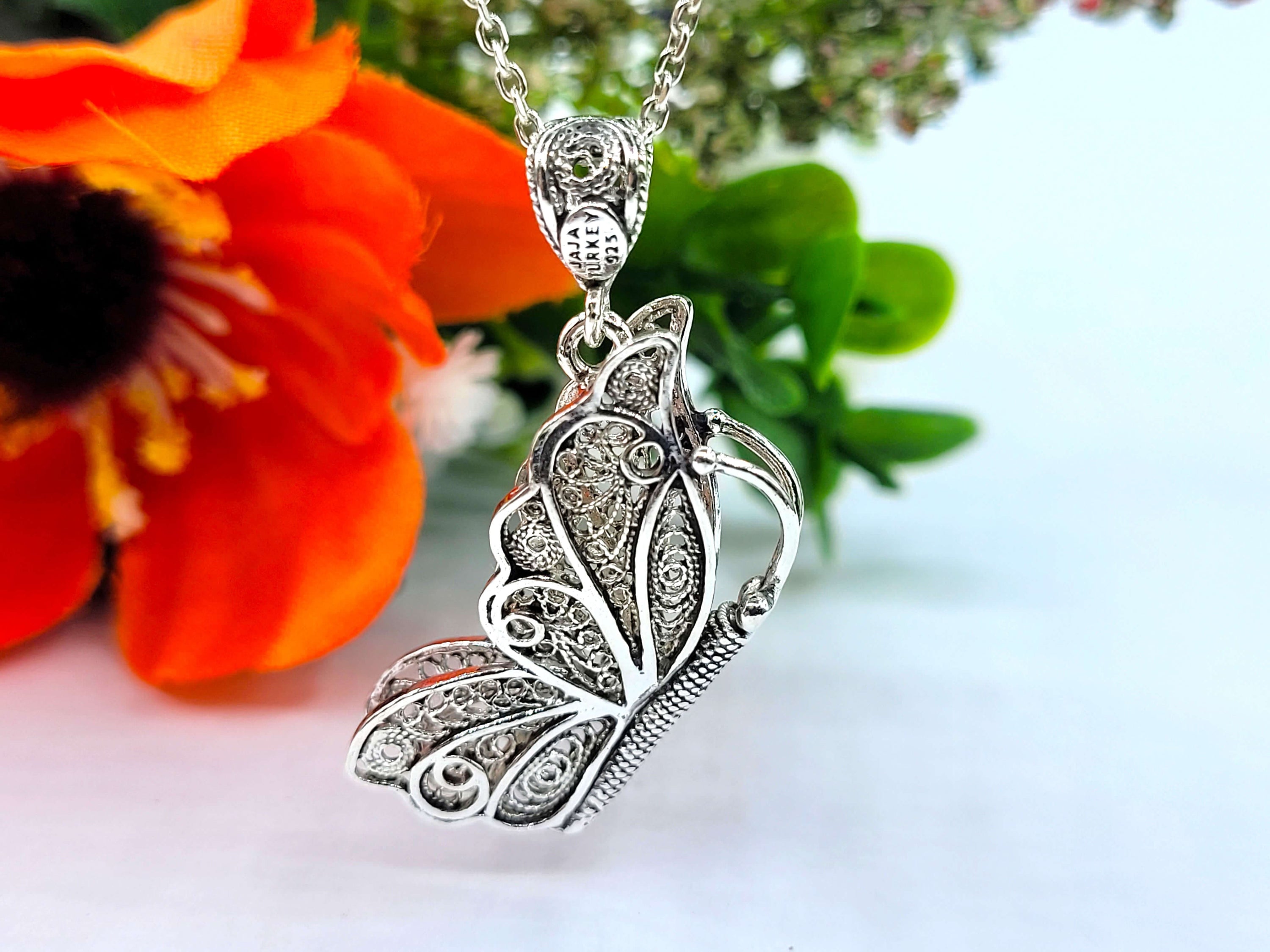 Filigree Art Flying Butterfly Figured Women Silver Pendant Necklace