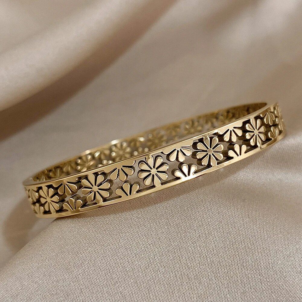 Chic Hollow Daisy Stainless Steel Bangle - Gold-Plated Geometric Bracelet for Women