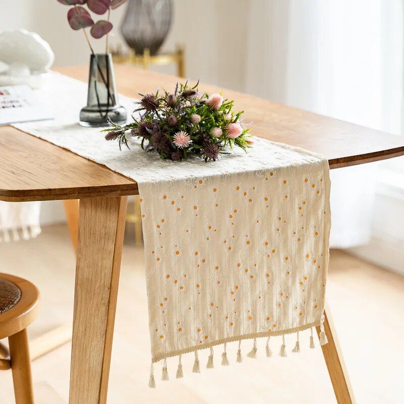 Elegant Daisy Tassel Table Runner